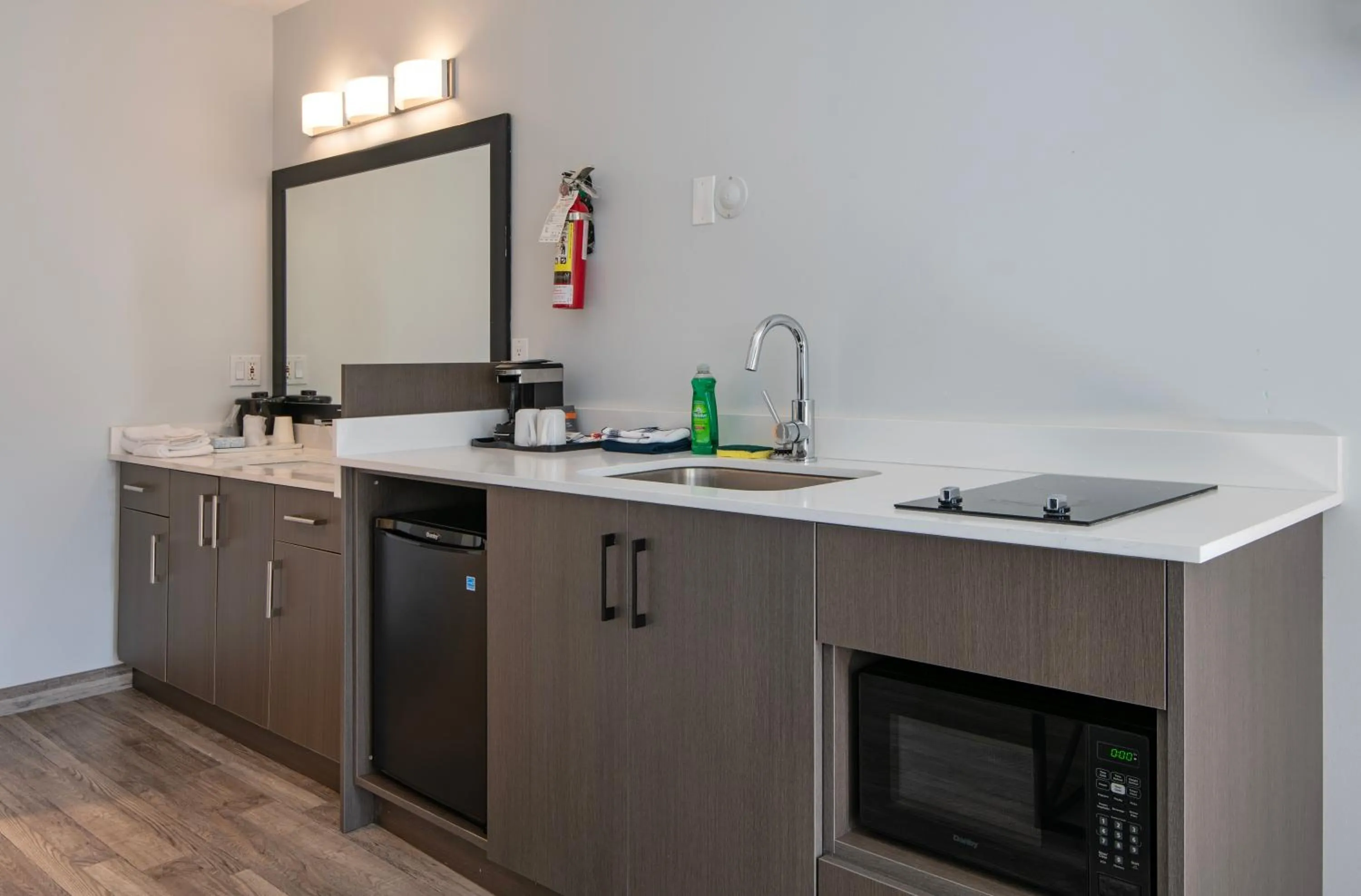 Riverland Inn & Suites