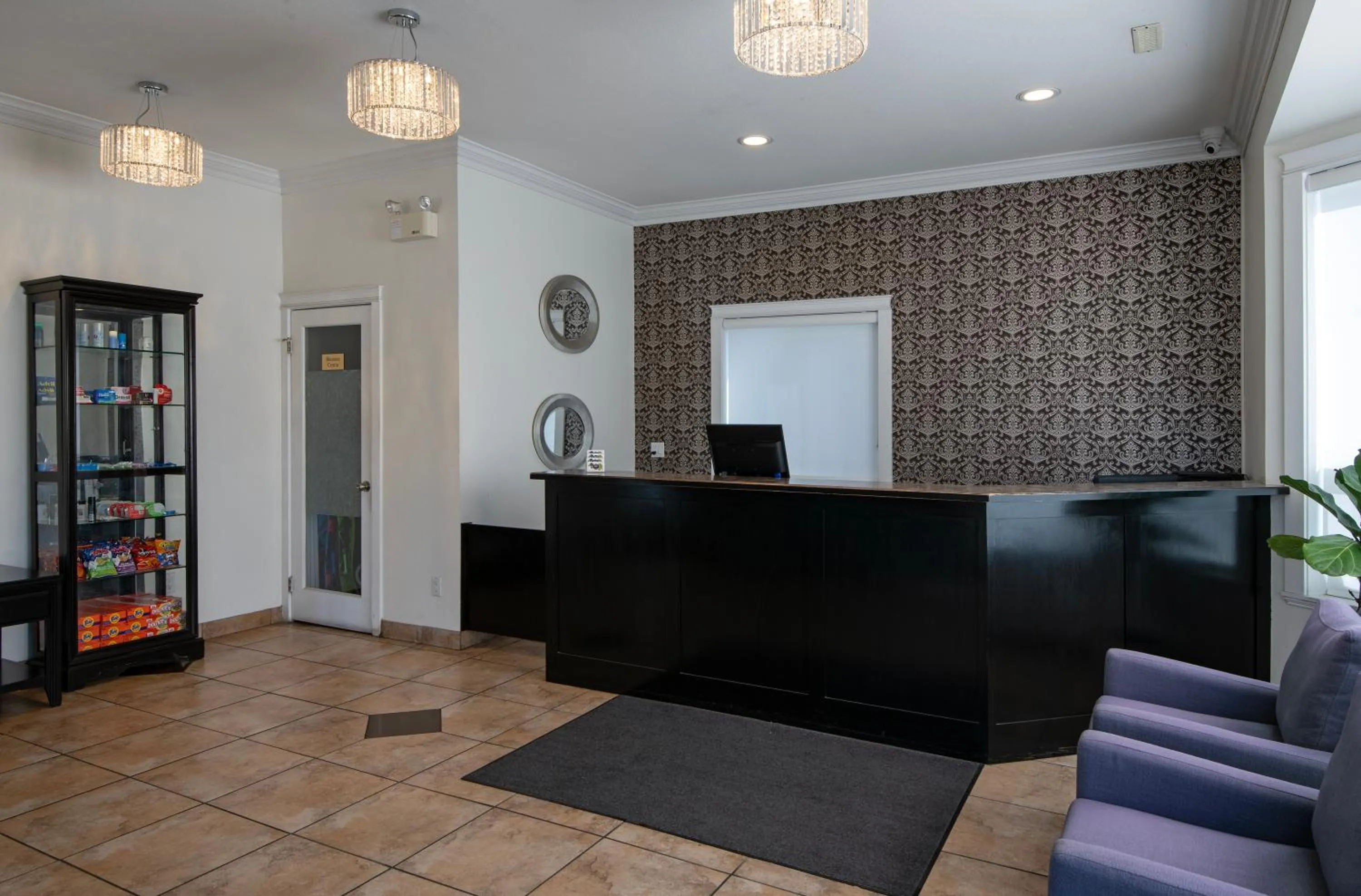 Riverland Inn & Suites