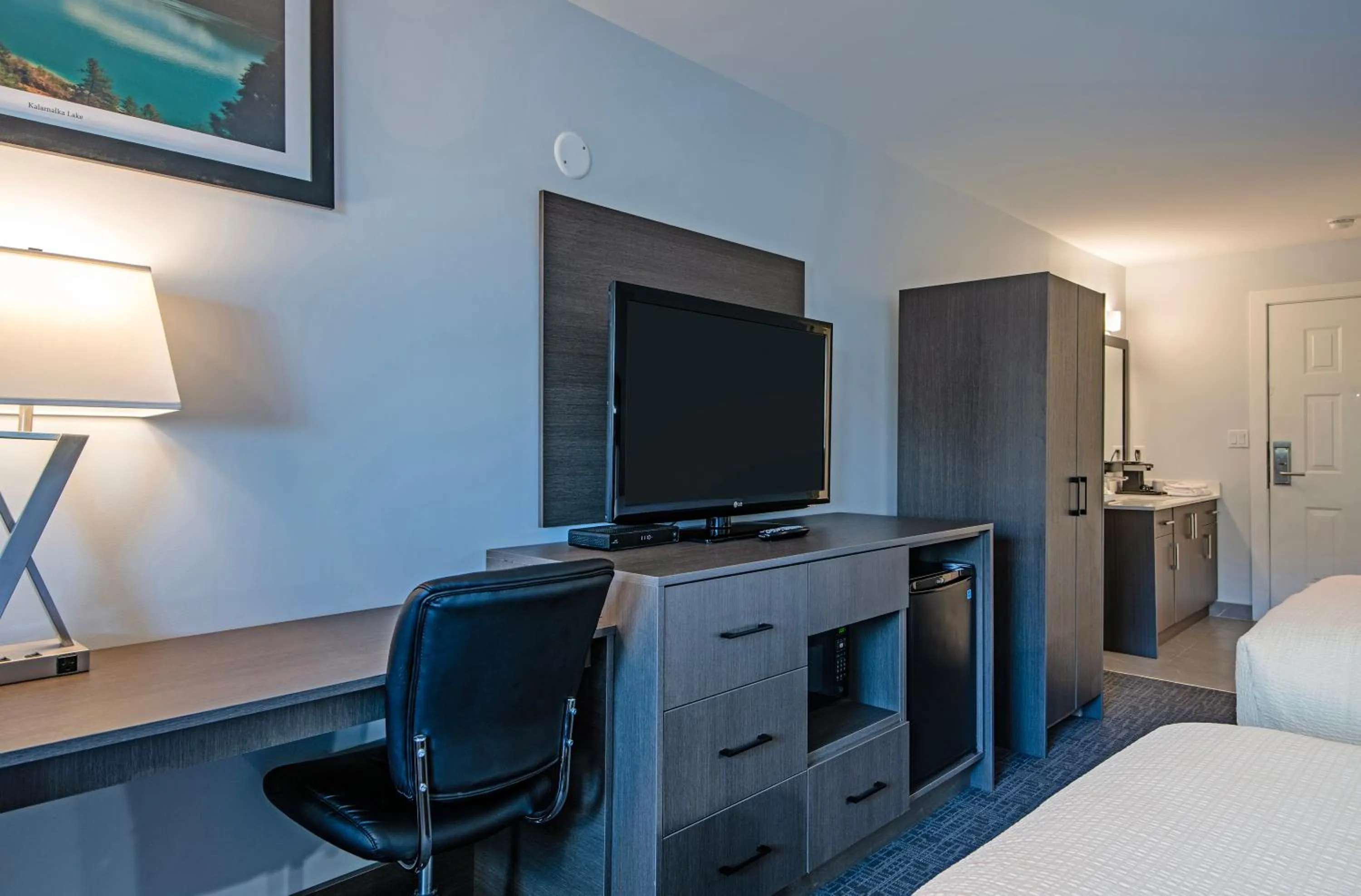 TV and multimedia, Bed in Riverland Inn & Suites