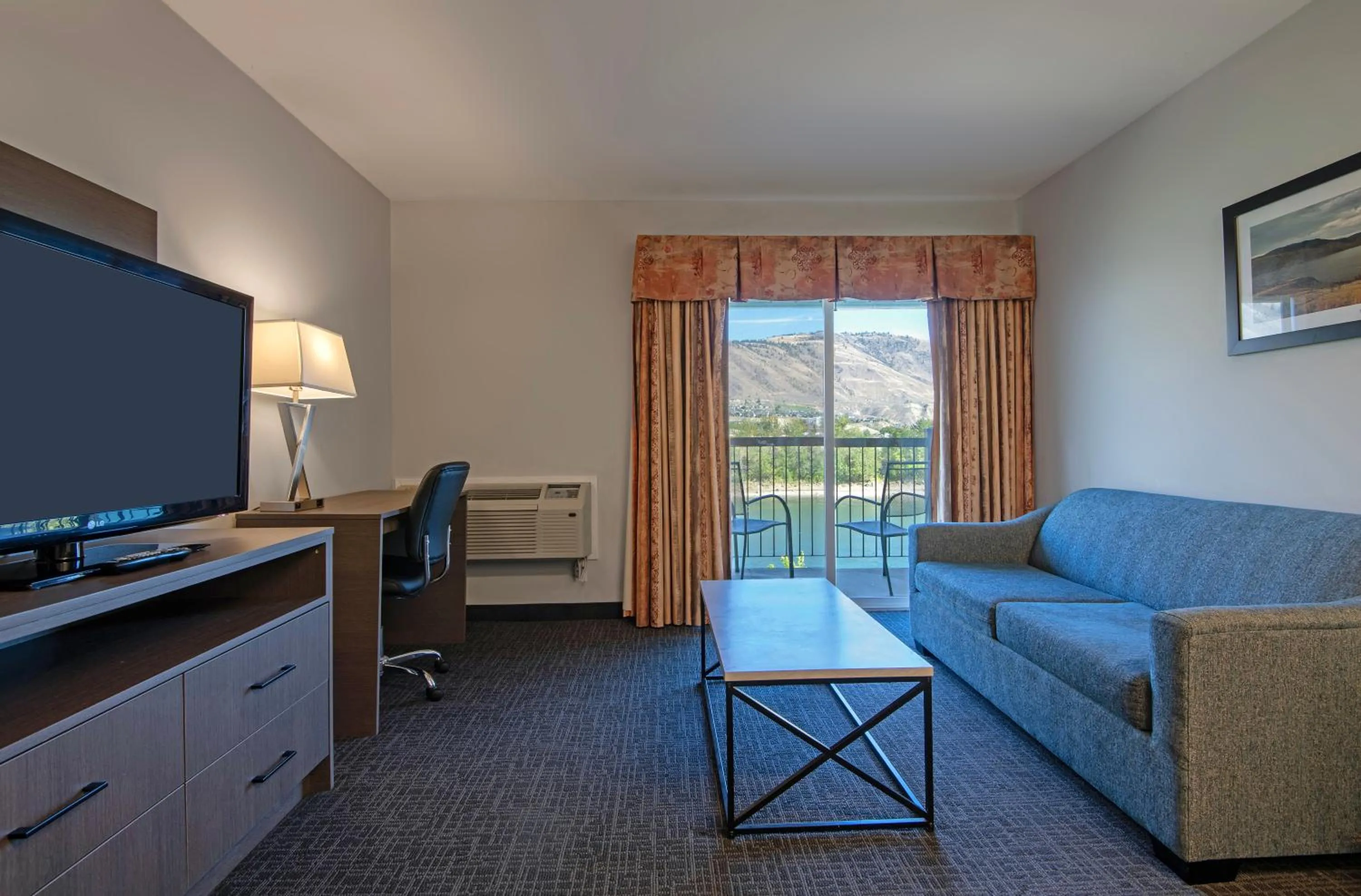 Riverland Inn & Suites