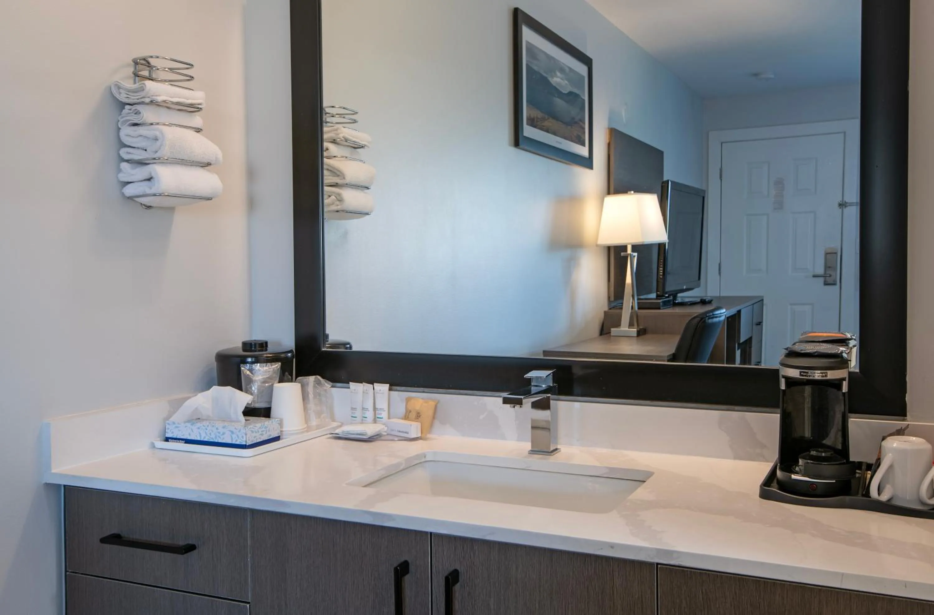 Riverland Inn & Suites