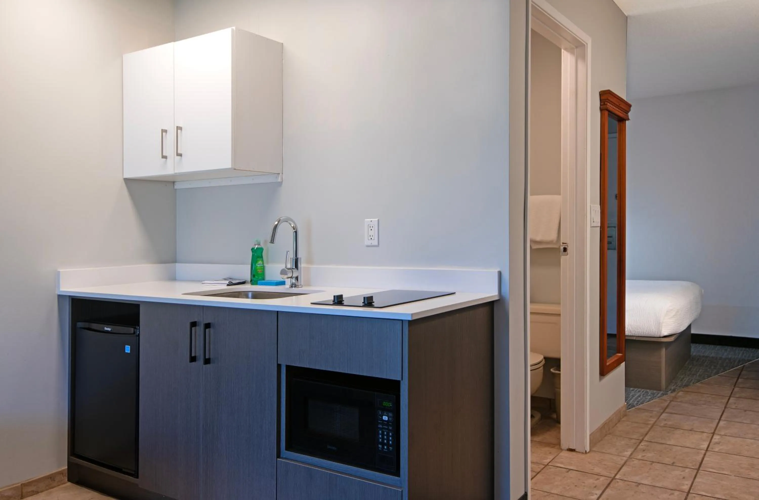 Riverland Inn & Suites