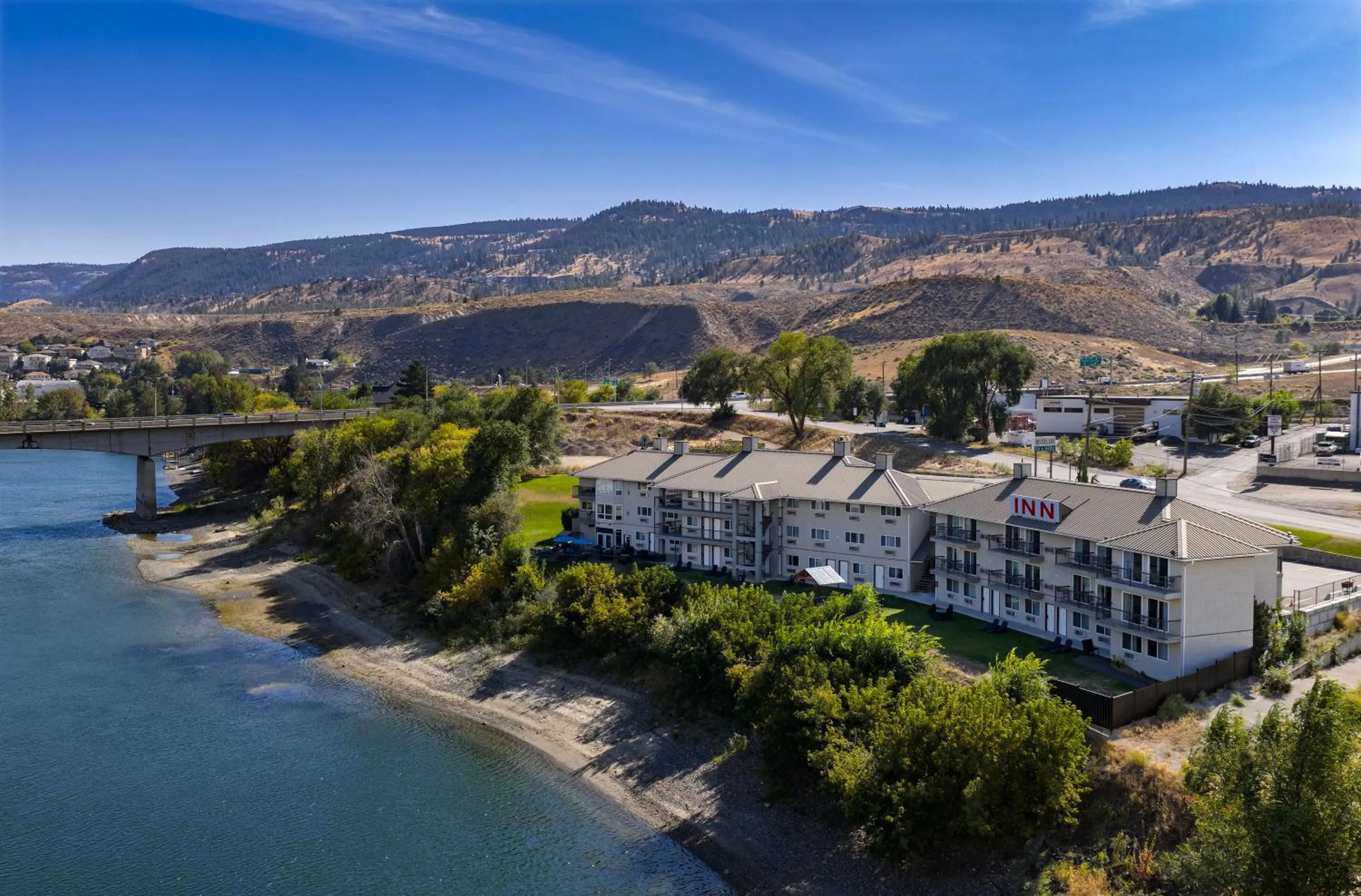 Property building in Riverland Inn & Suites