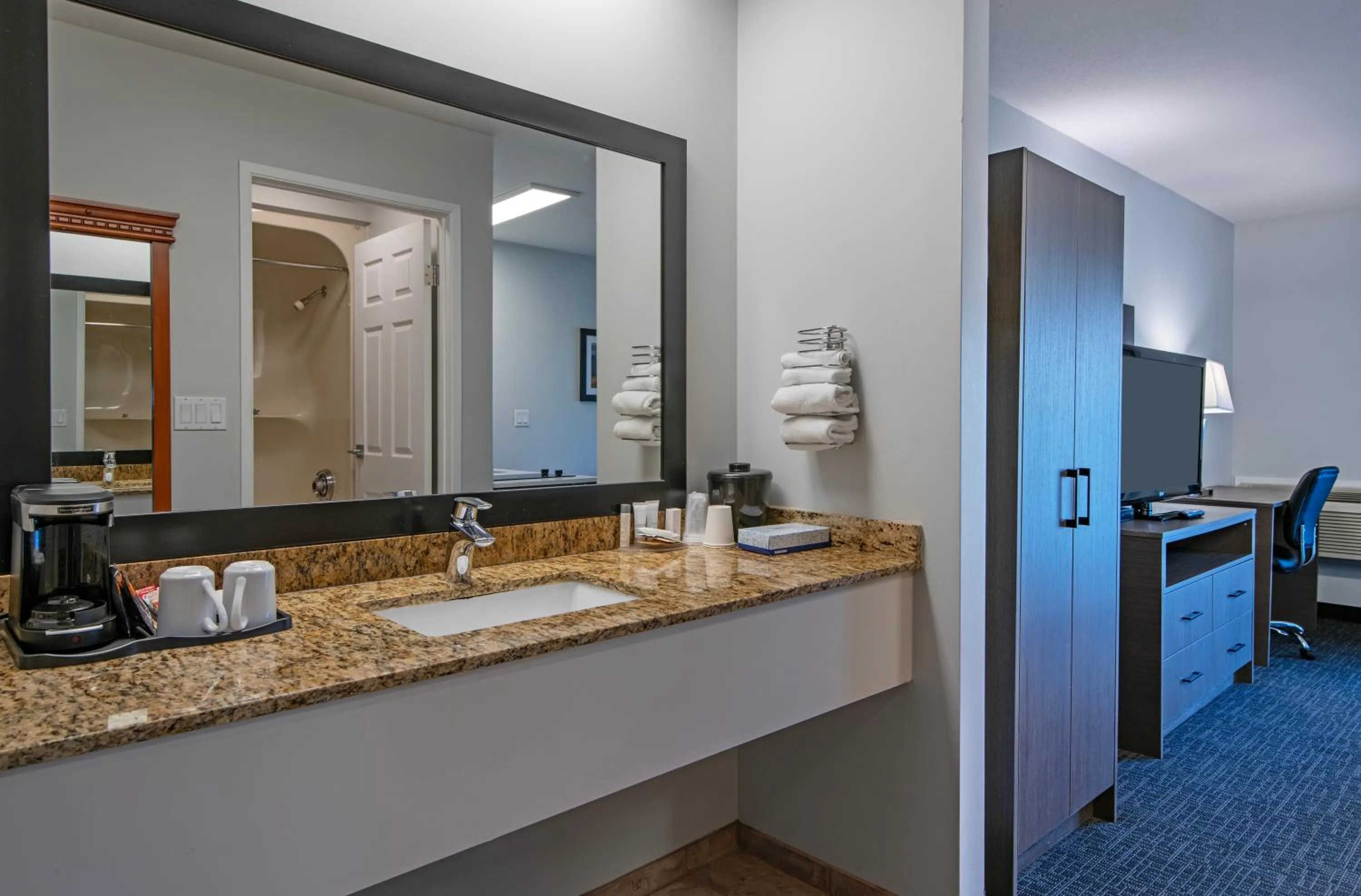 Riverland Inn & Suites