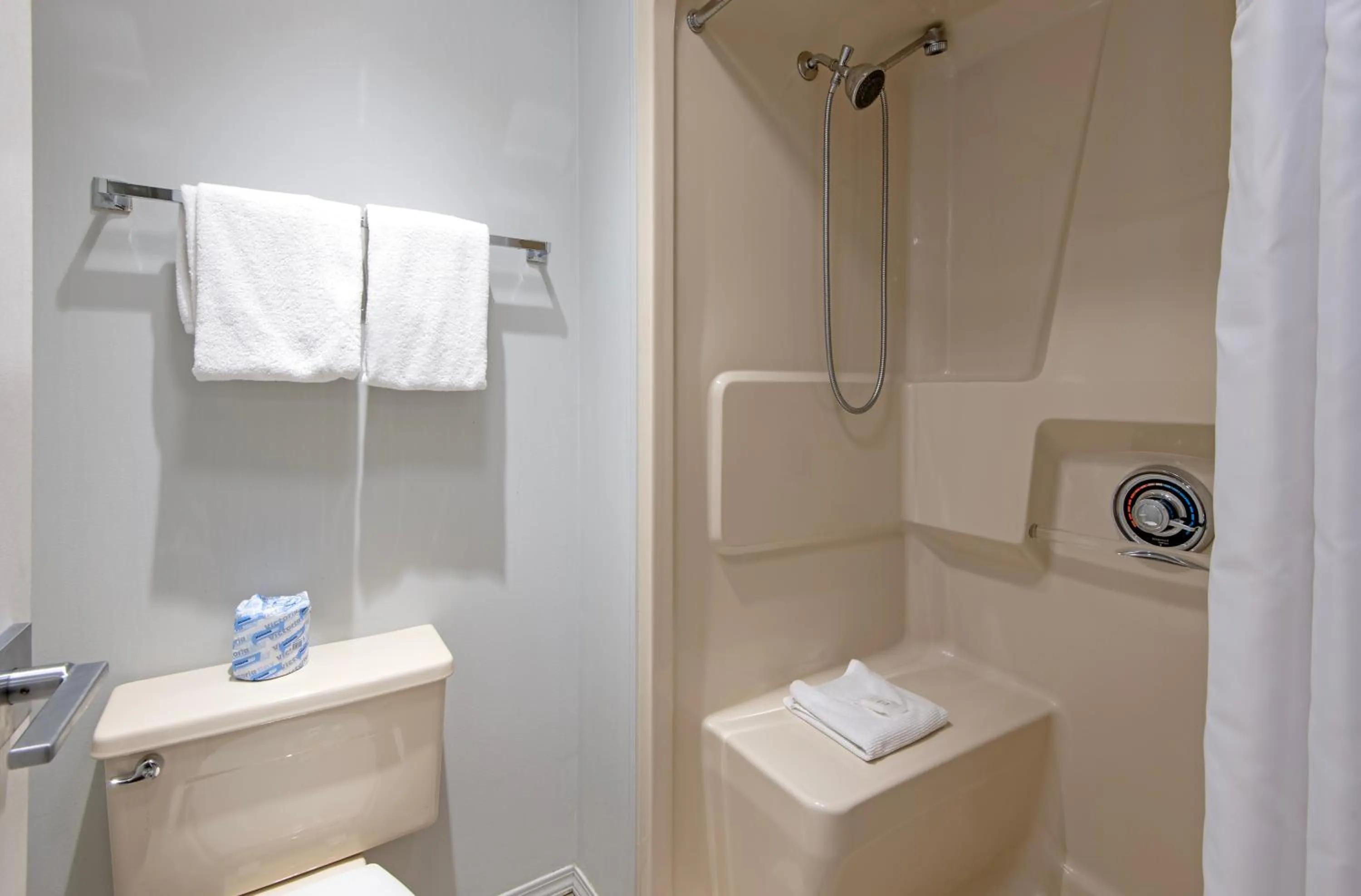 Riverland Inn & Suites