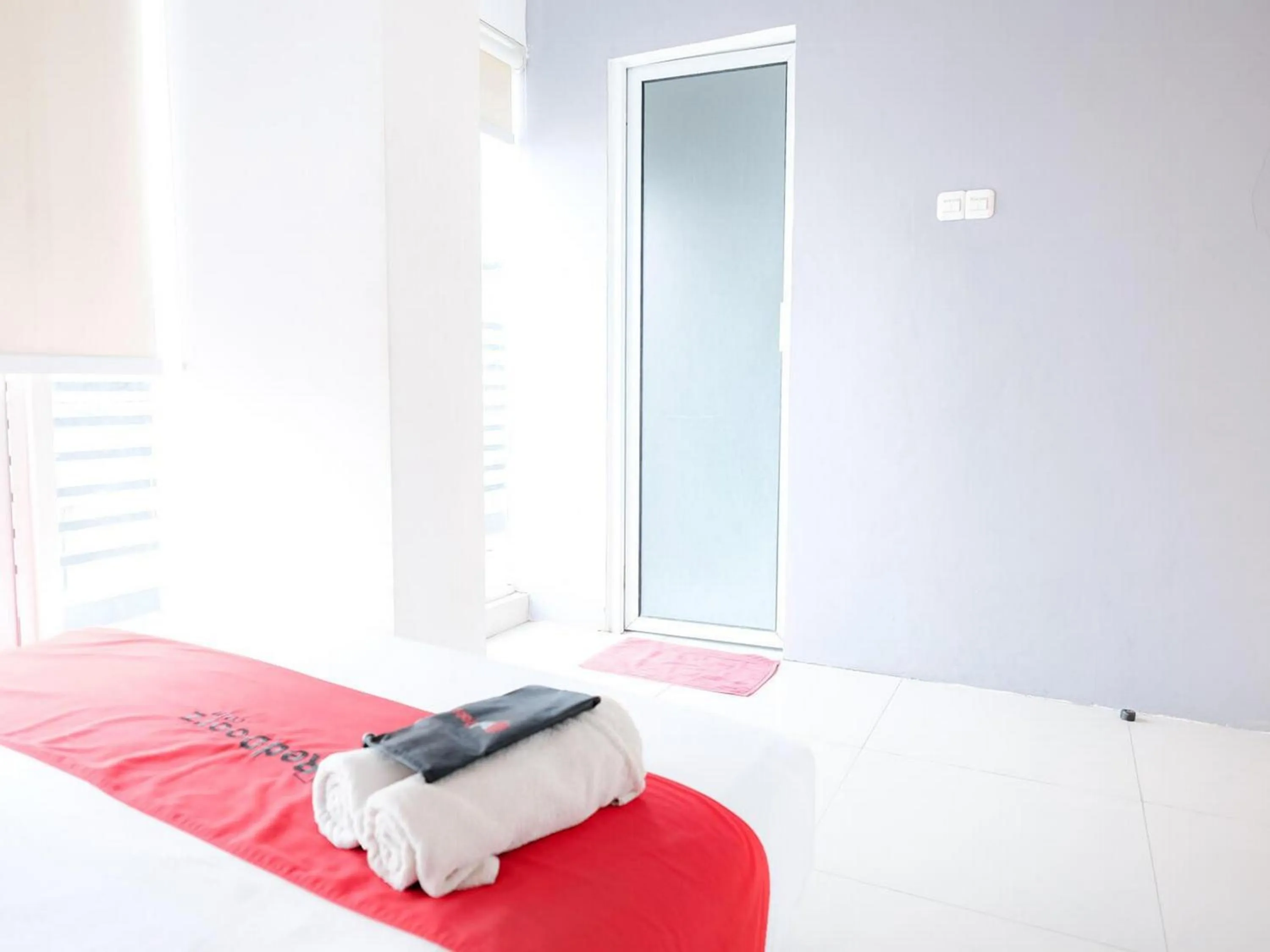 furniture, Bed in RedDoorz Plus @ Kapuk Business Park