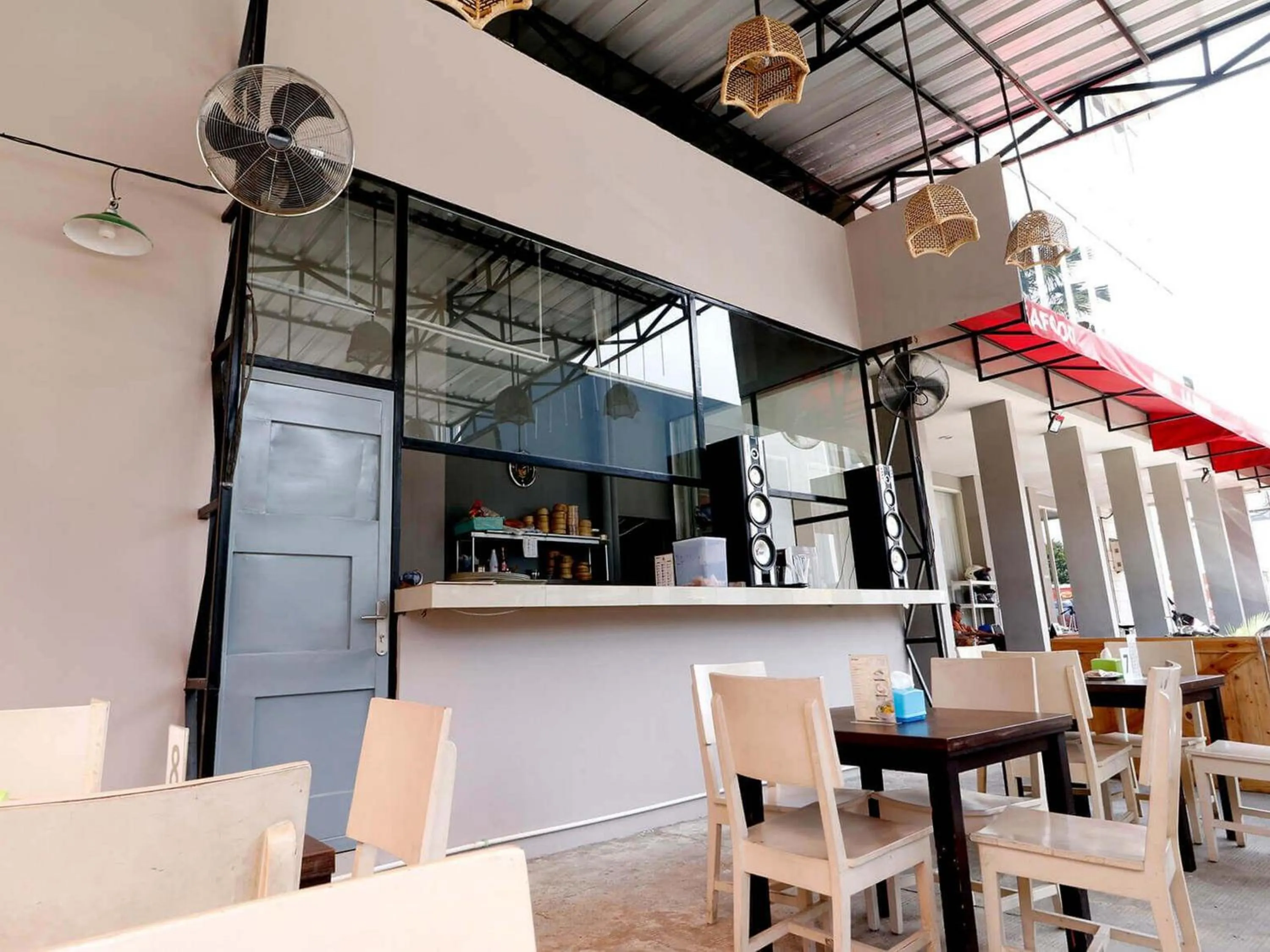 Restaurant/places to eat in RedDoorz Plus @ Kapuk Business Park