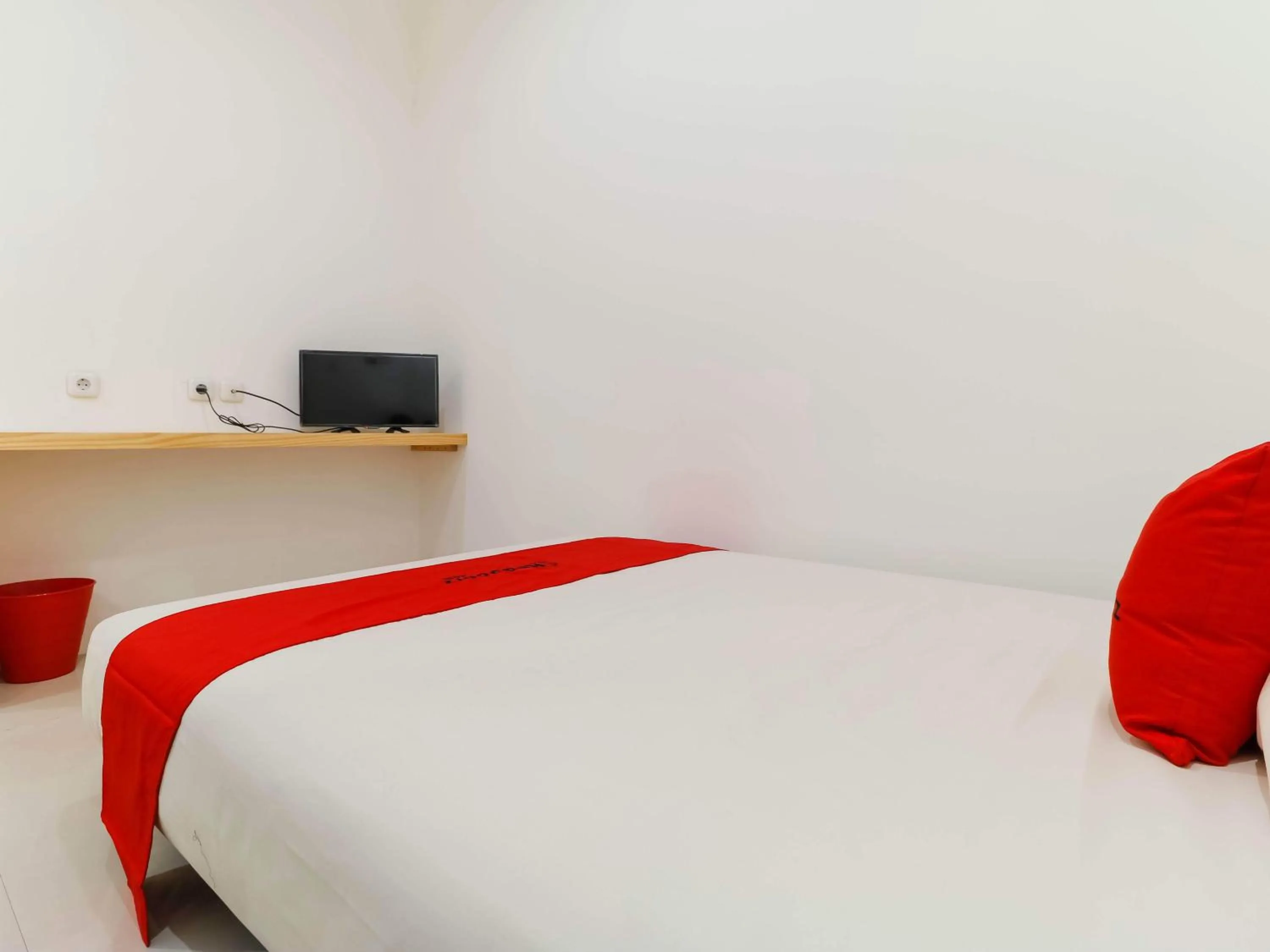 Bedroom, Bed in RedDoorz Plus @ Kapuk Business Park