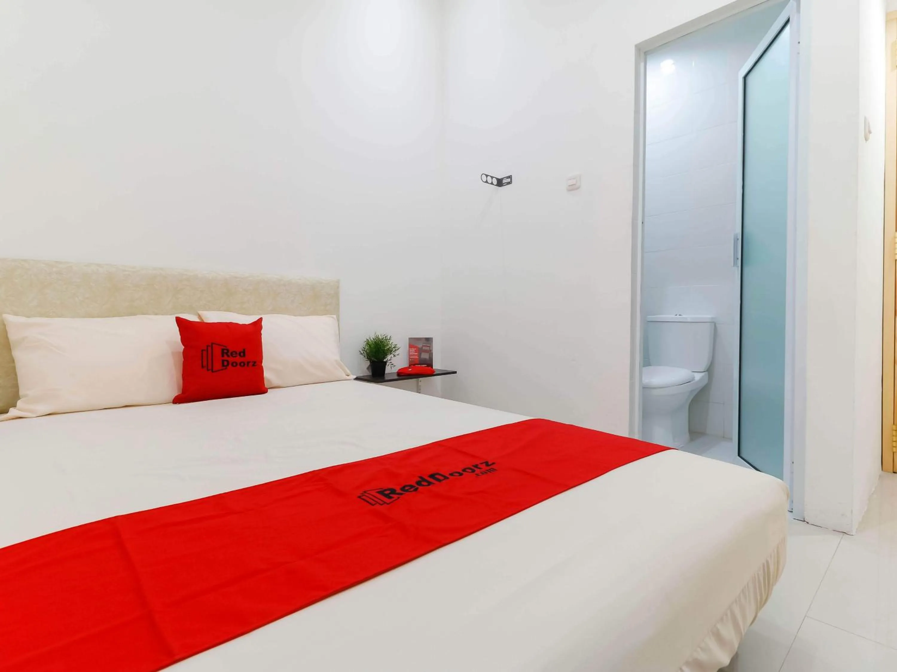 Bedroom, Bed in RedDoorz Plus @ Kapuk Business Park
