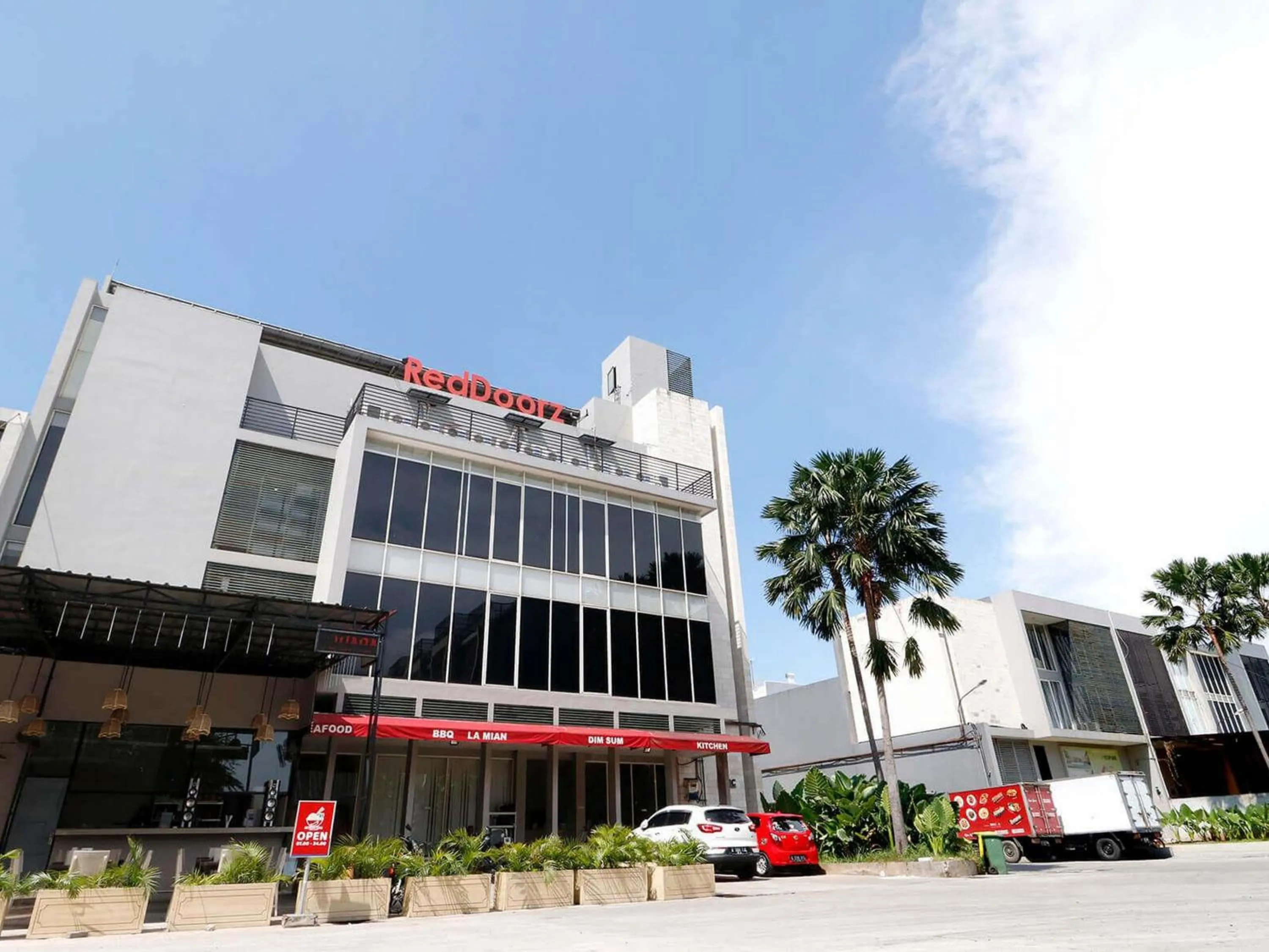 Facade/entrance in RedDoorz Plus @ Kapuk Business Park