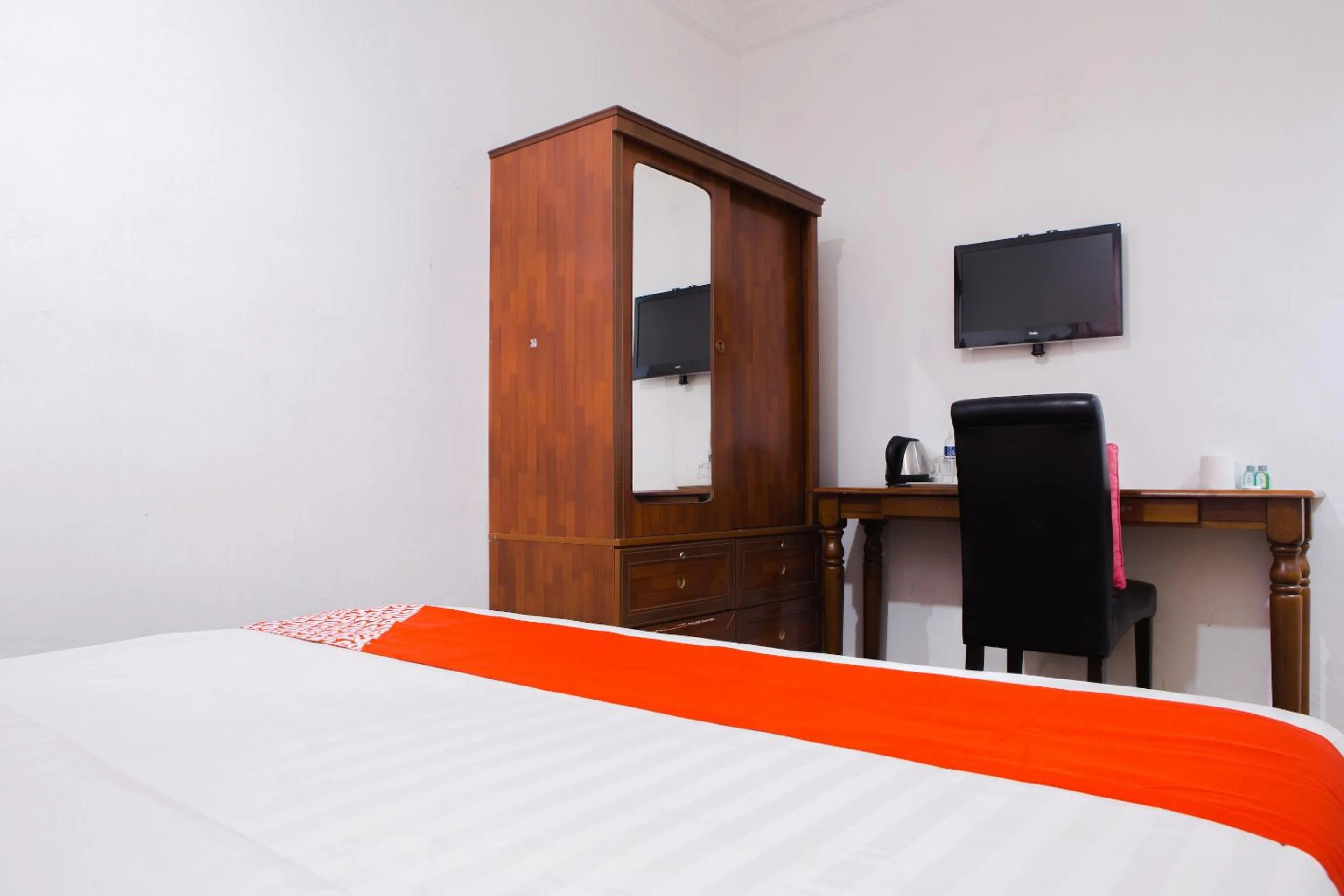 Bedroom, Bed in Hotel O The 7 Lodge Tambunan