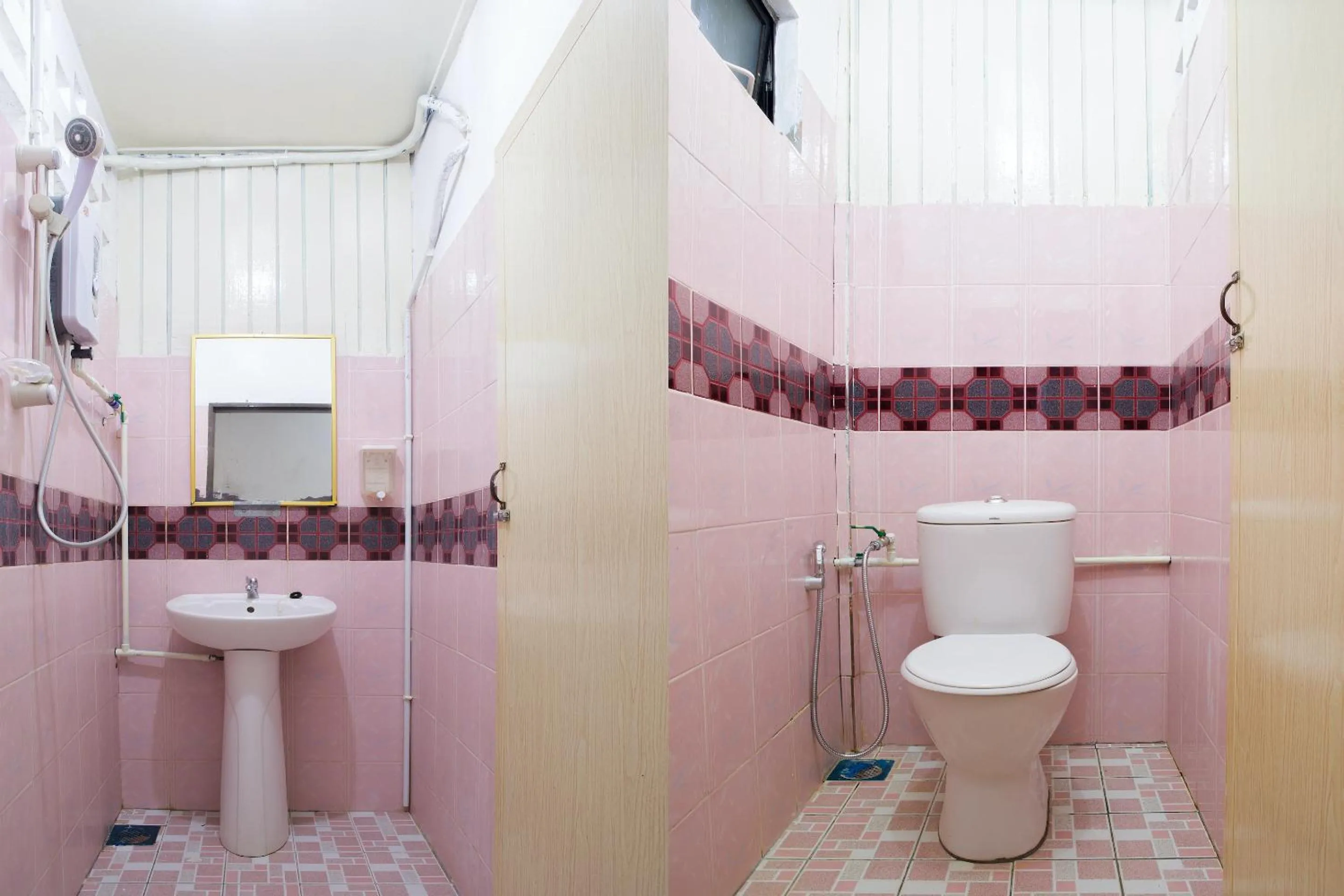 Bathroom in Hotel O The 7 Lodge Tambunan