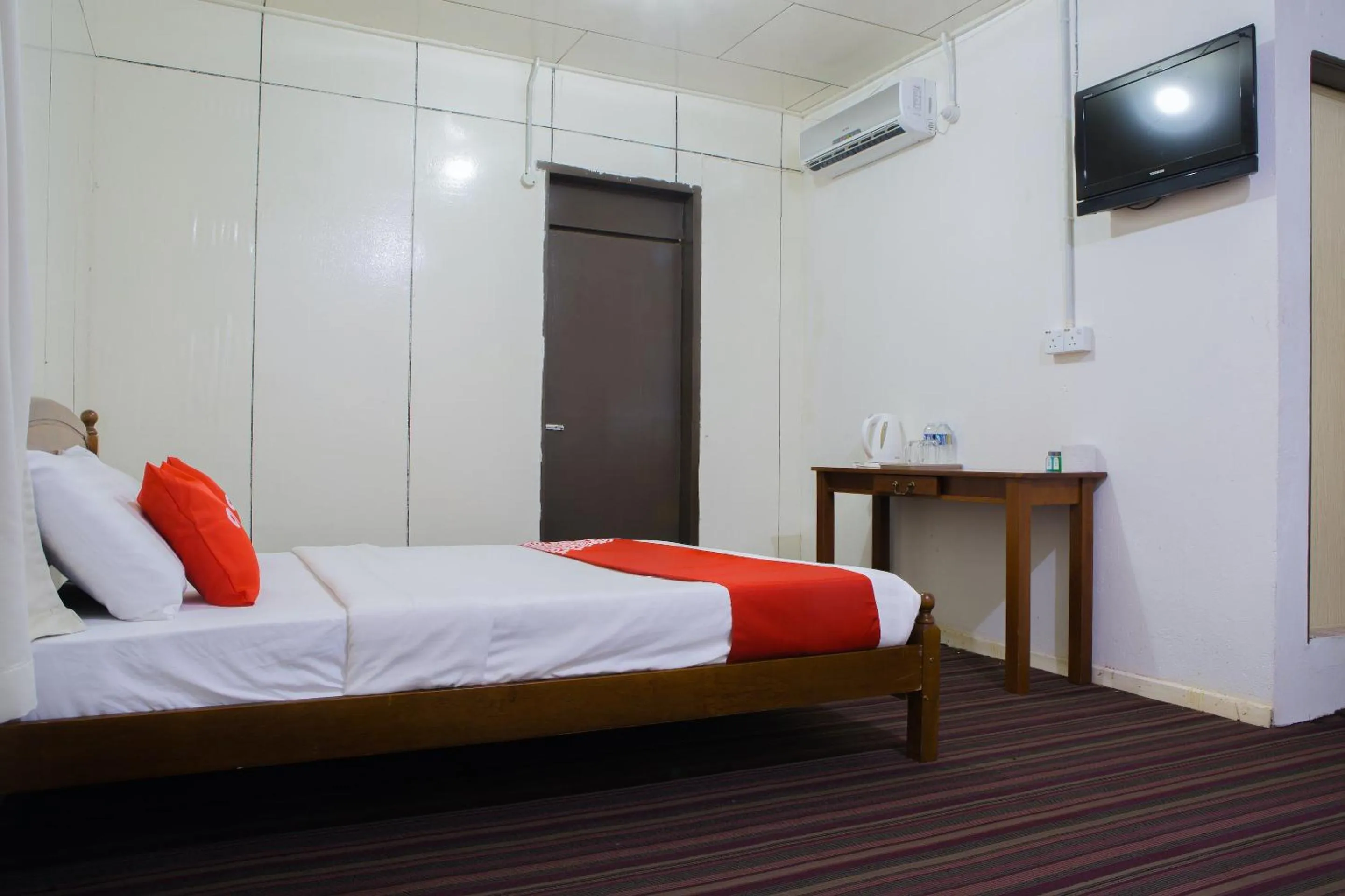 Bedroom, Bed in Hotel O The 7 Lodge Tambunan