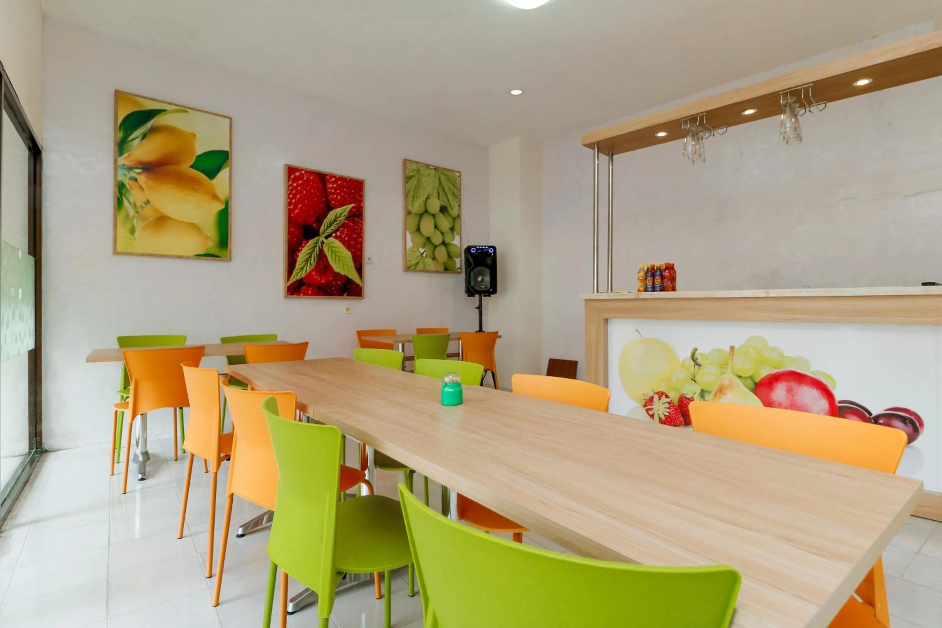 Restaurant/places to eat in RedDoorz Plus @ Slamet Riyadi