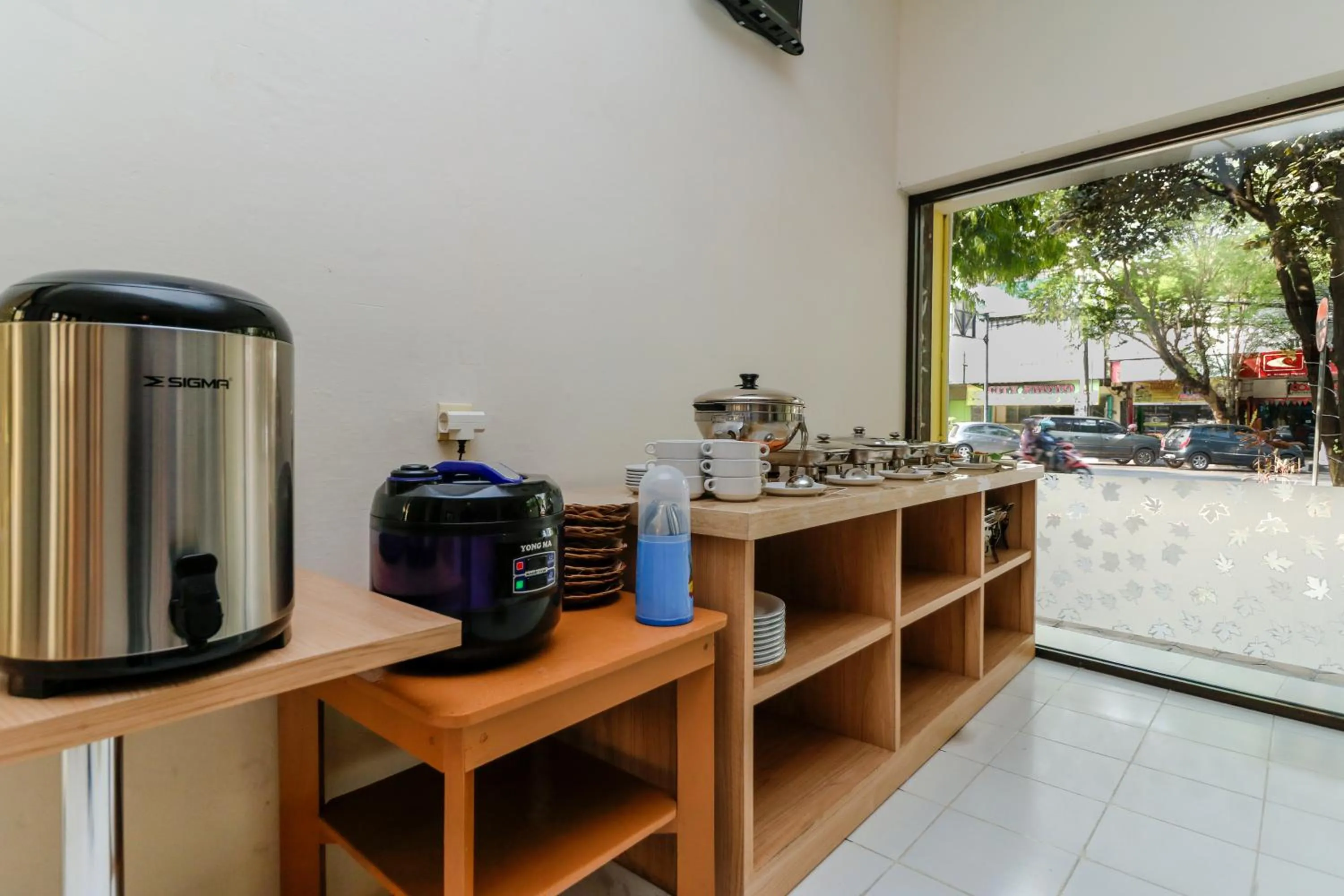 Restaurant/places to eat in RedDoorz Plus @ Slamet Riyadi