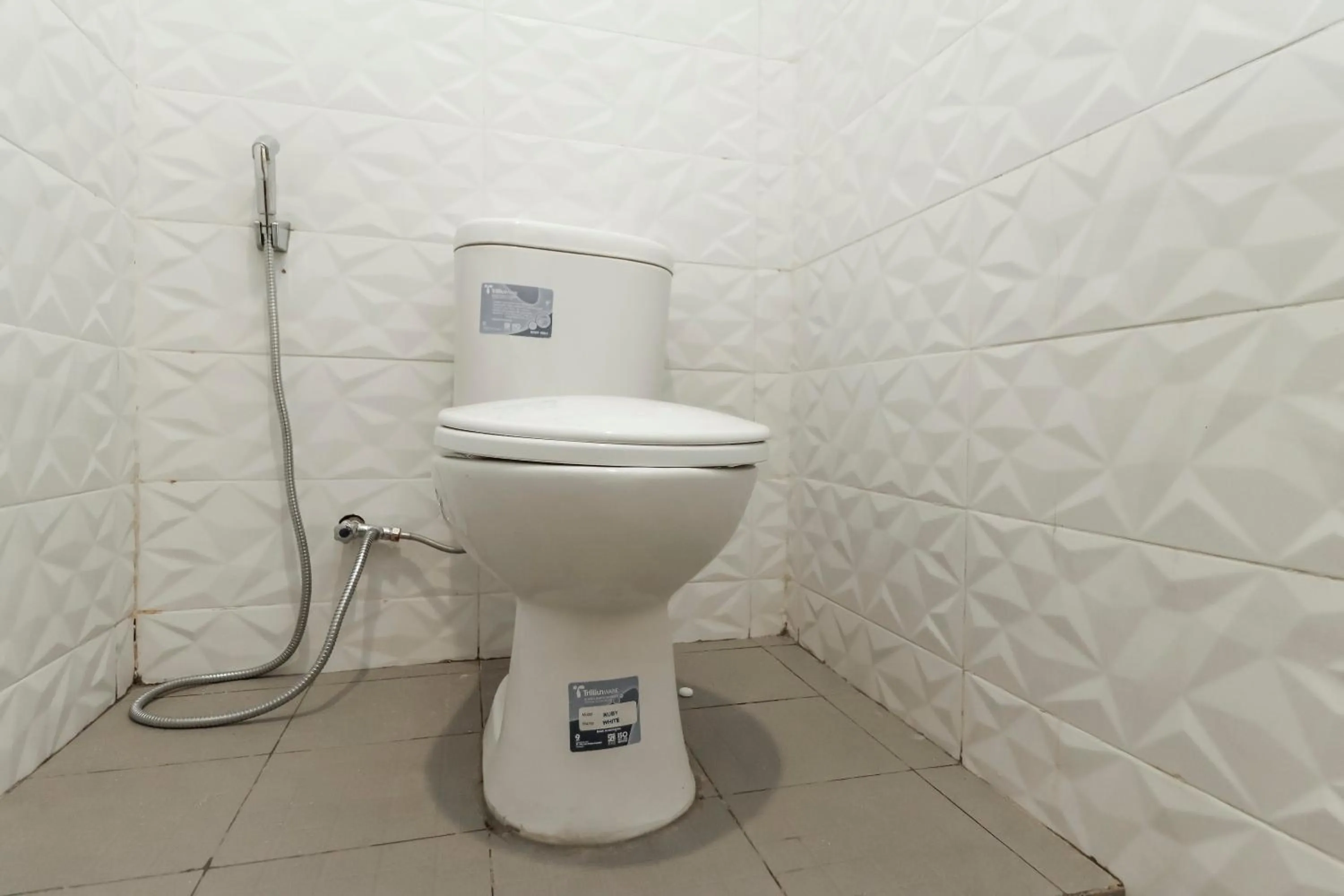 Bathroom in RedDoorz Plus @ Slamet Riyadi