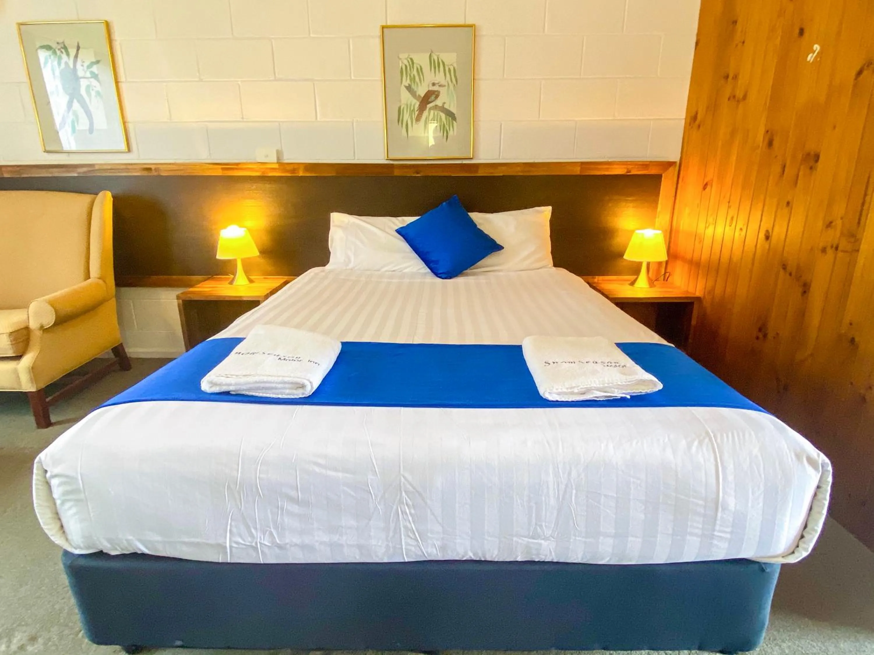 Bed in Snow Season Motor Inn