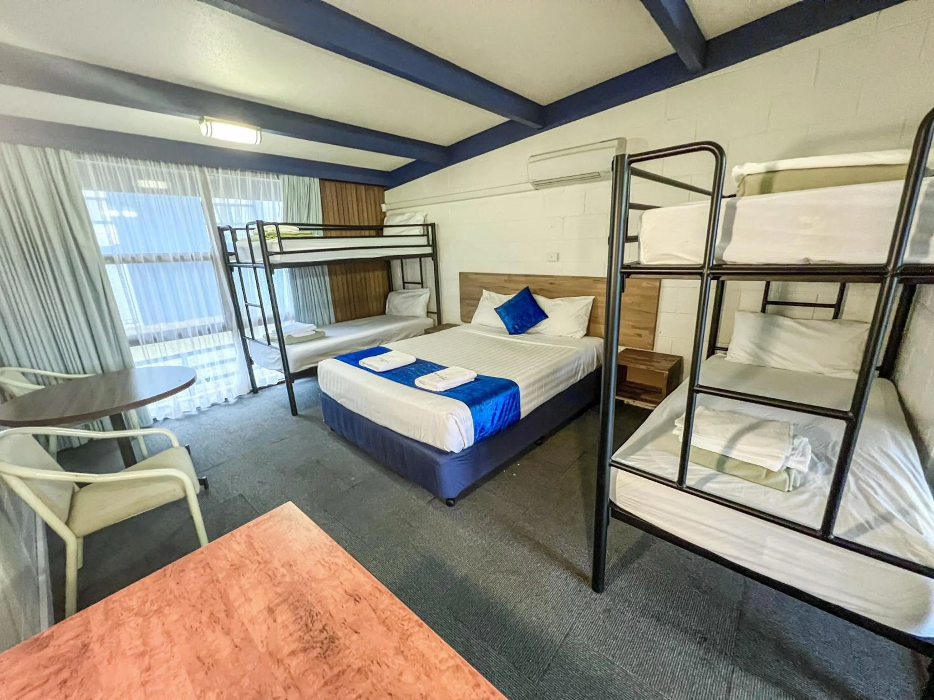 Bedroom, Bed in Snow Season Motor Inn