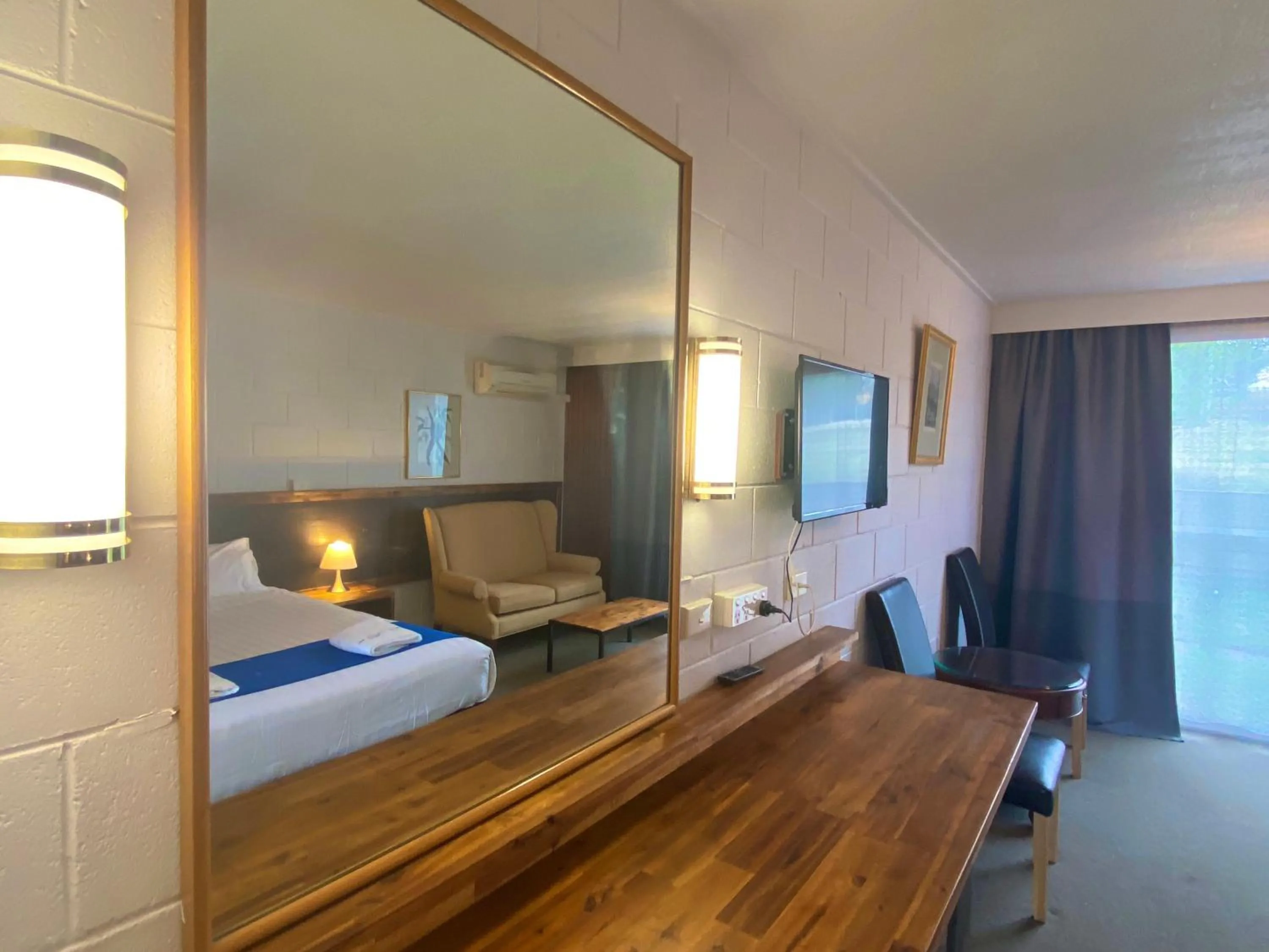 Bedroom, Bed in Snow Season Motor Inn