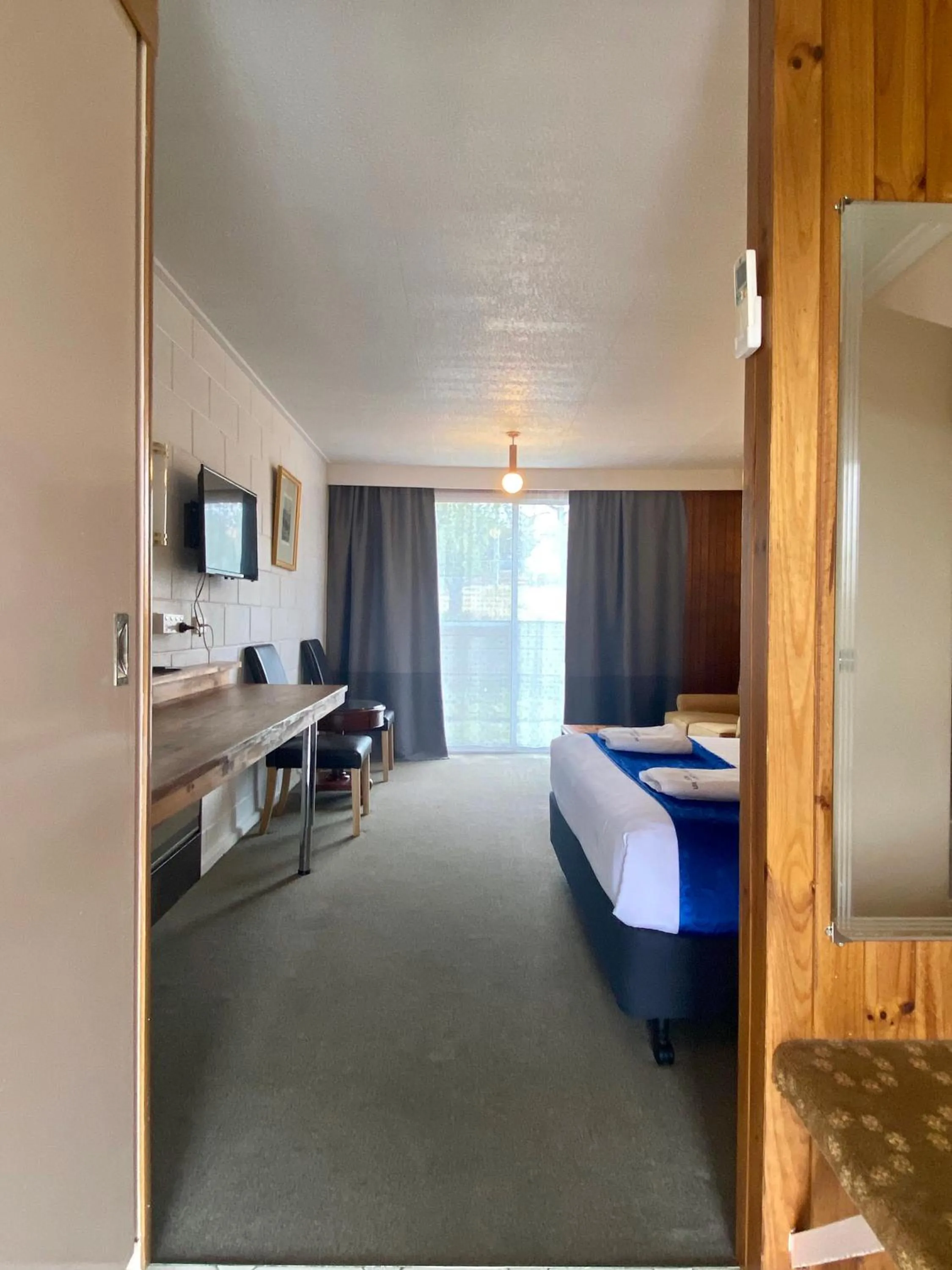 Photo of the whole room, Bed in Snow Season Motor Inn