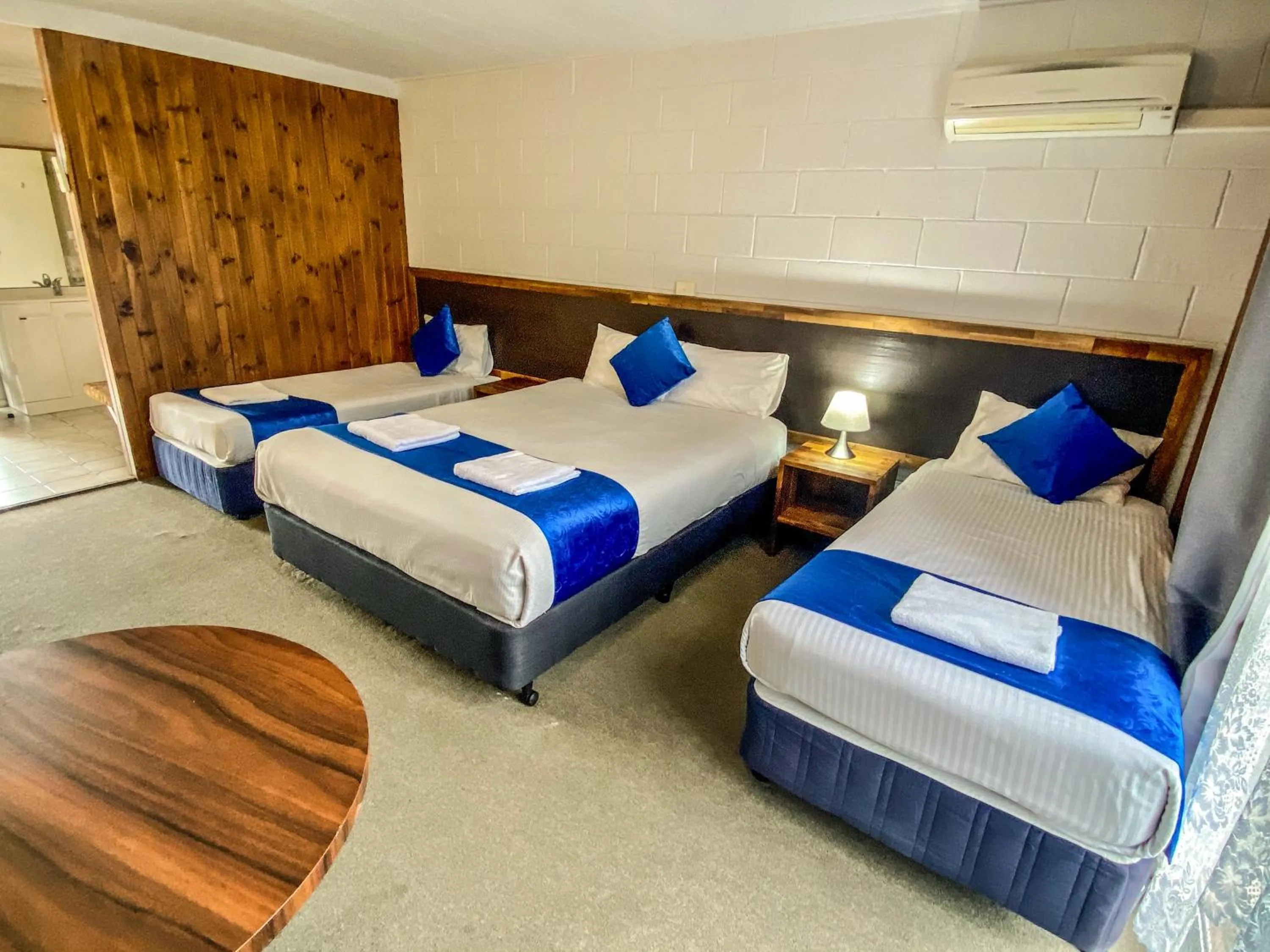 Bedroom, Bed in Snow Season Motor Inn