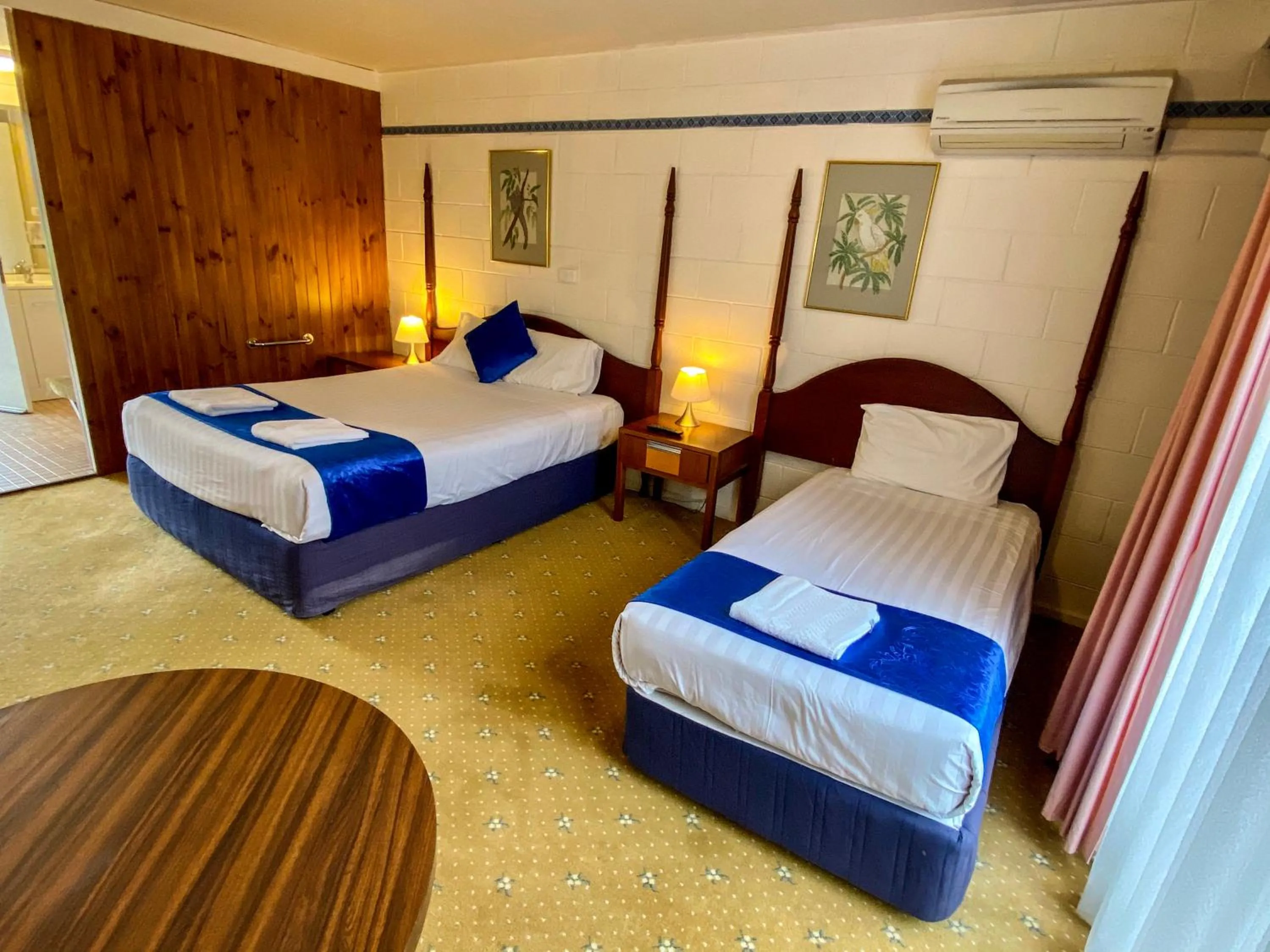 Bedroom, Bed in Snow Season Motor Inn