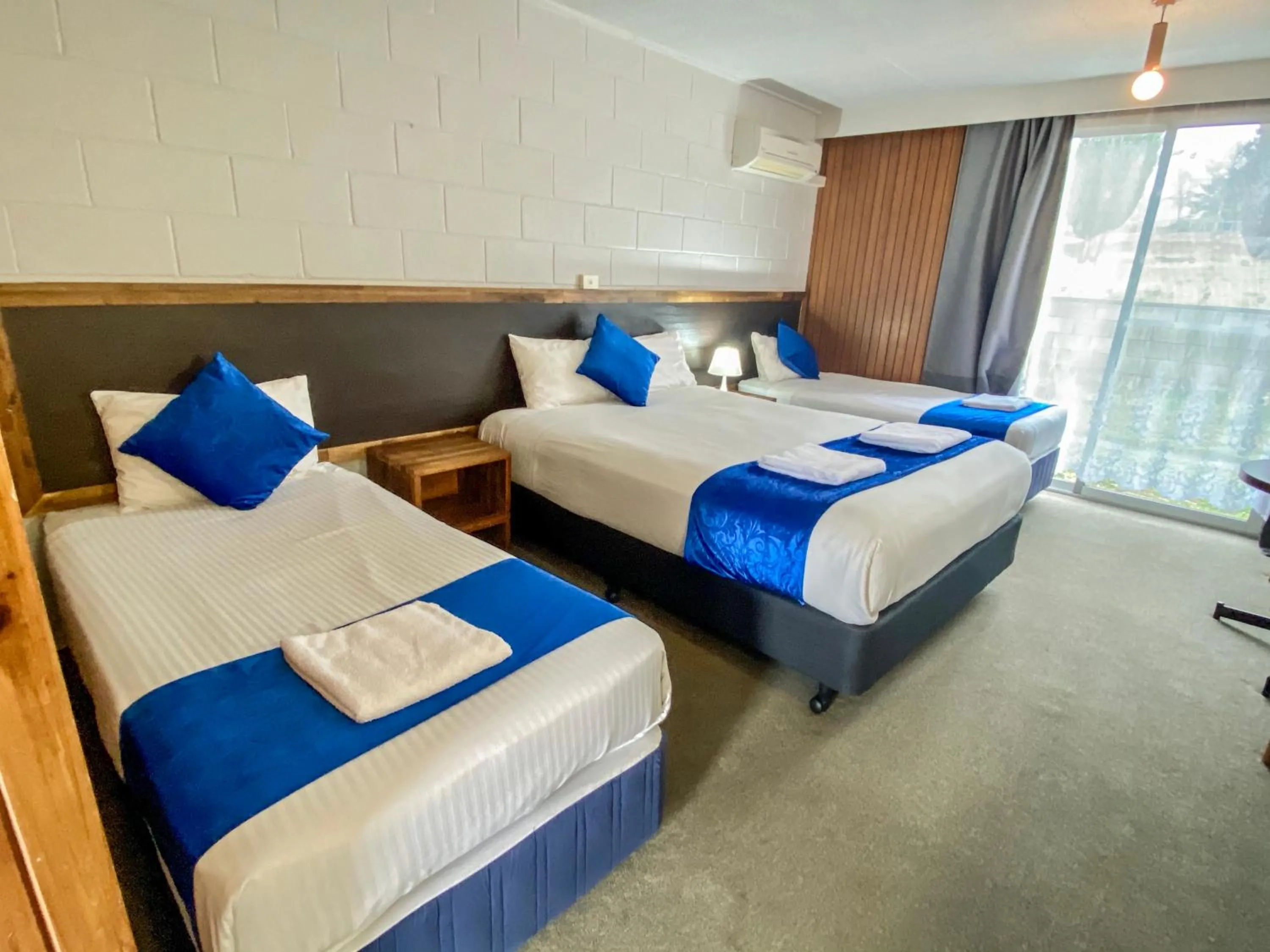 Bedroom, Bed in Snow Season Motor Inn