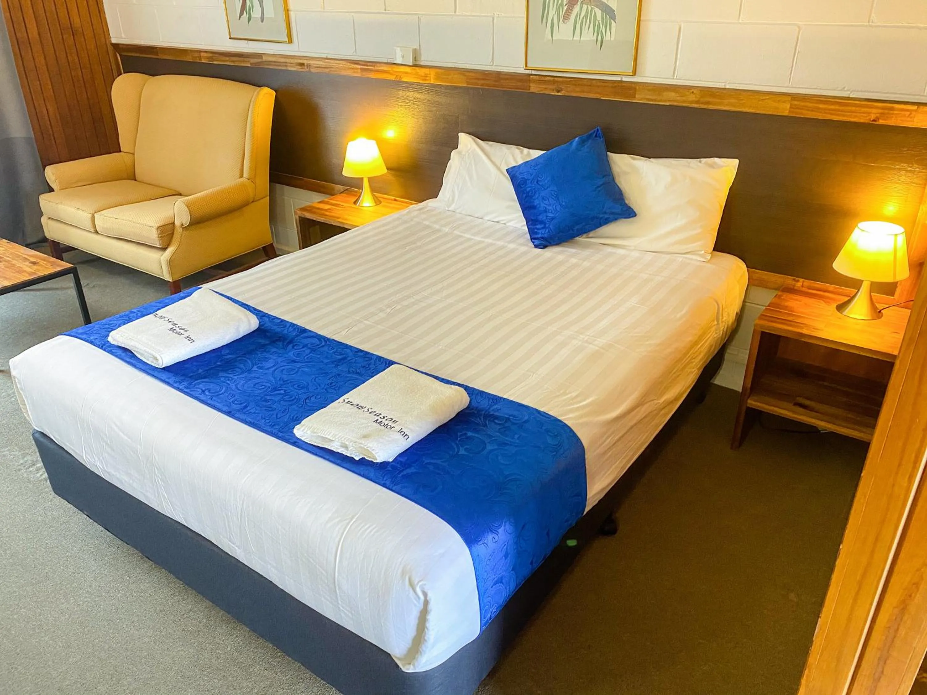 Bed in Snow Season Motor Inn