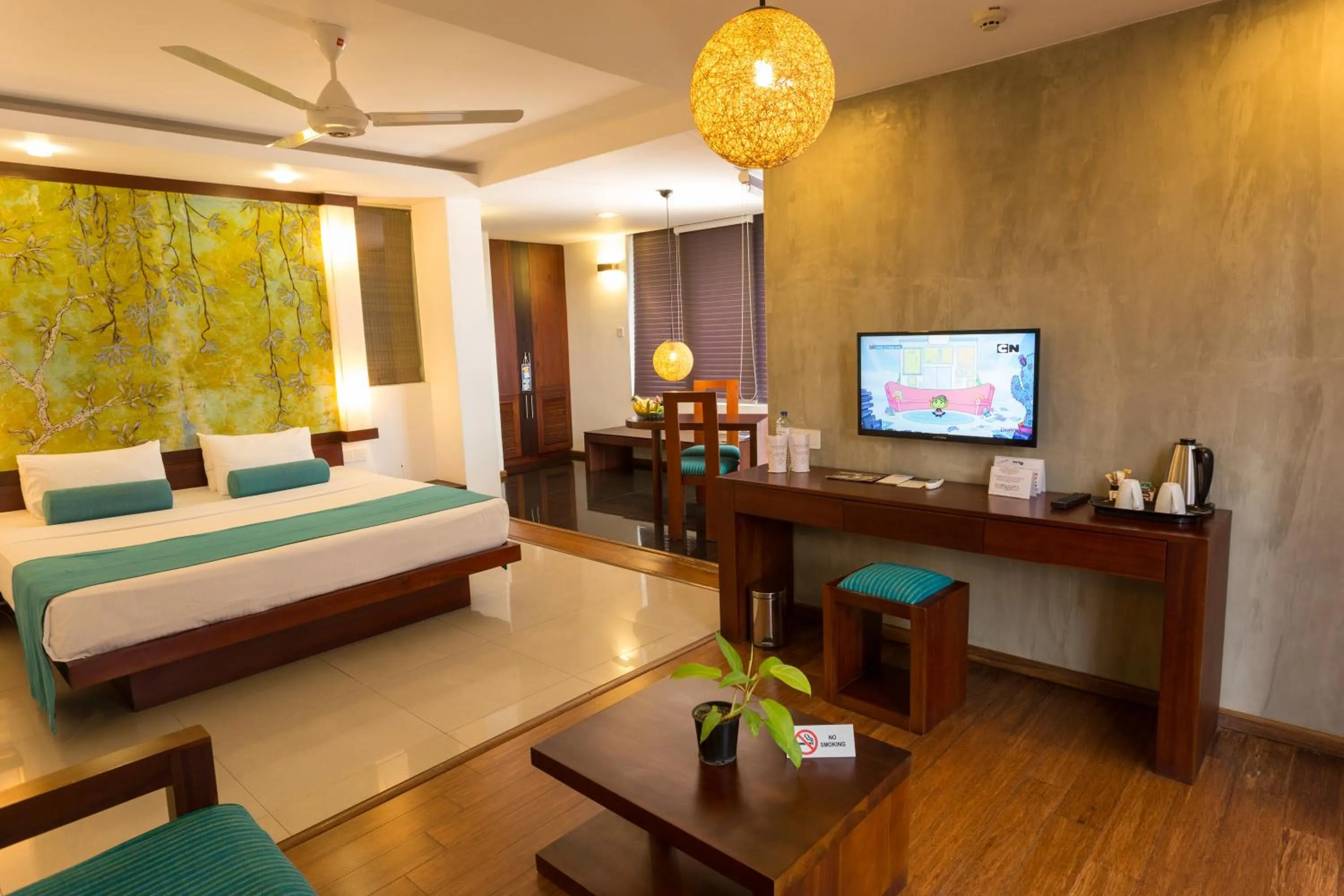 Bathroom, Bed in Hotel Topaz