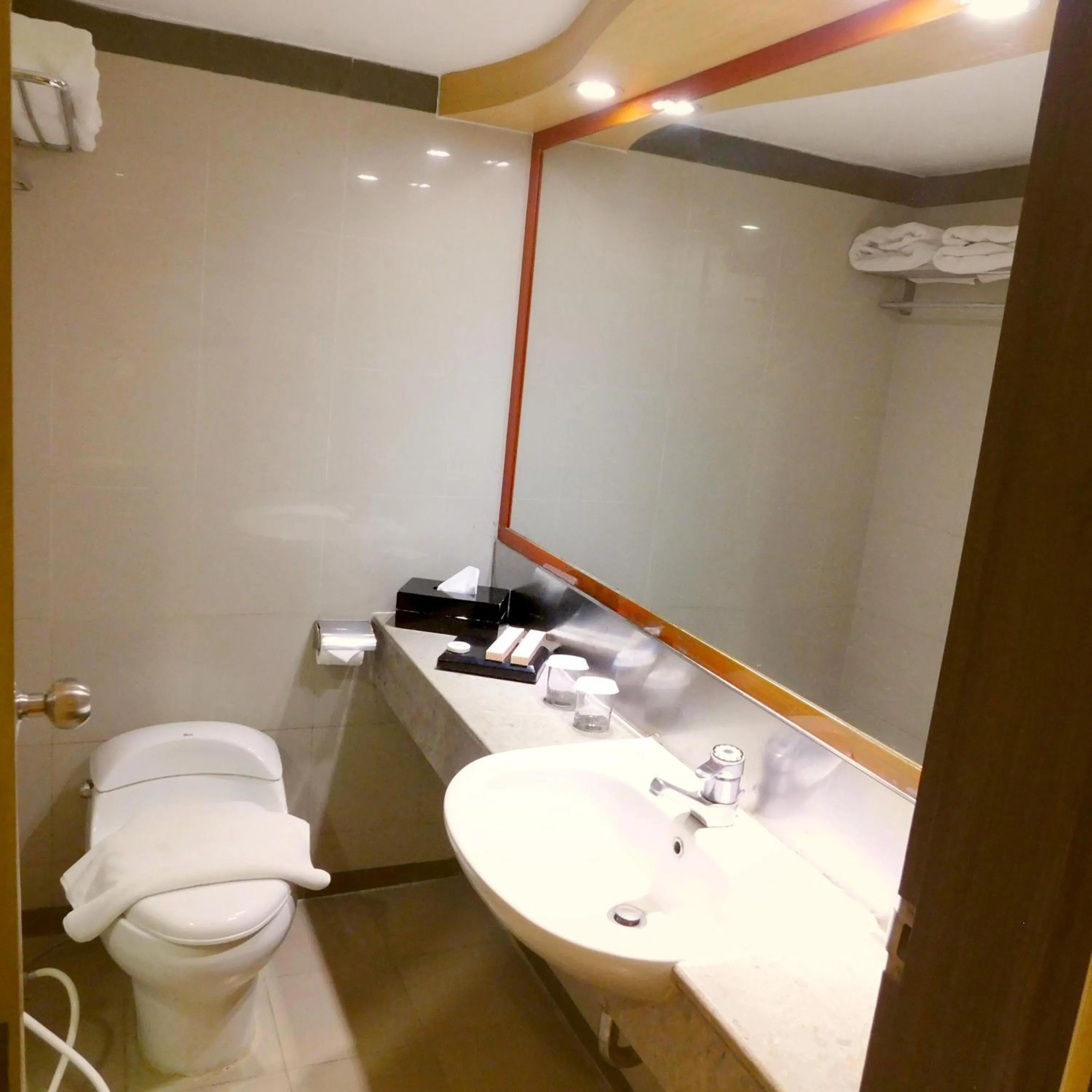 Bathroom in Tamarin Hotel Jakarta manage by Vib Hospitality Management