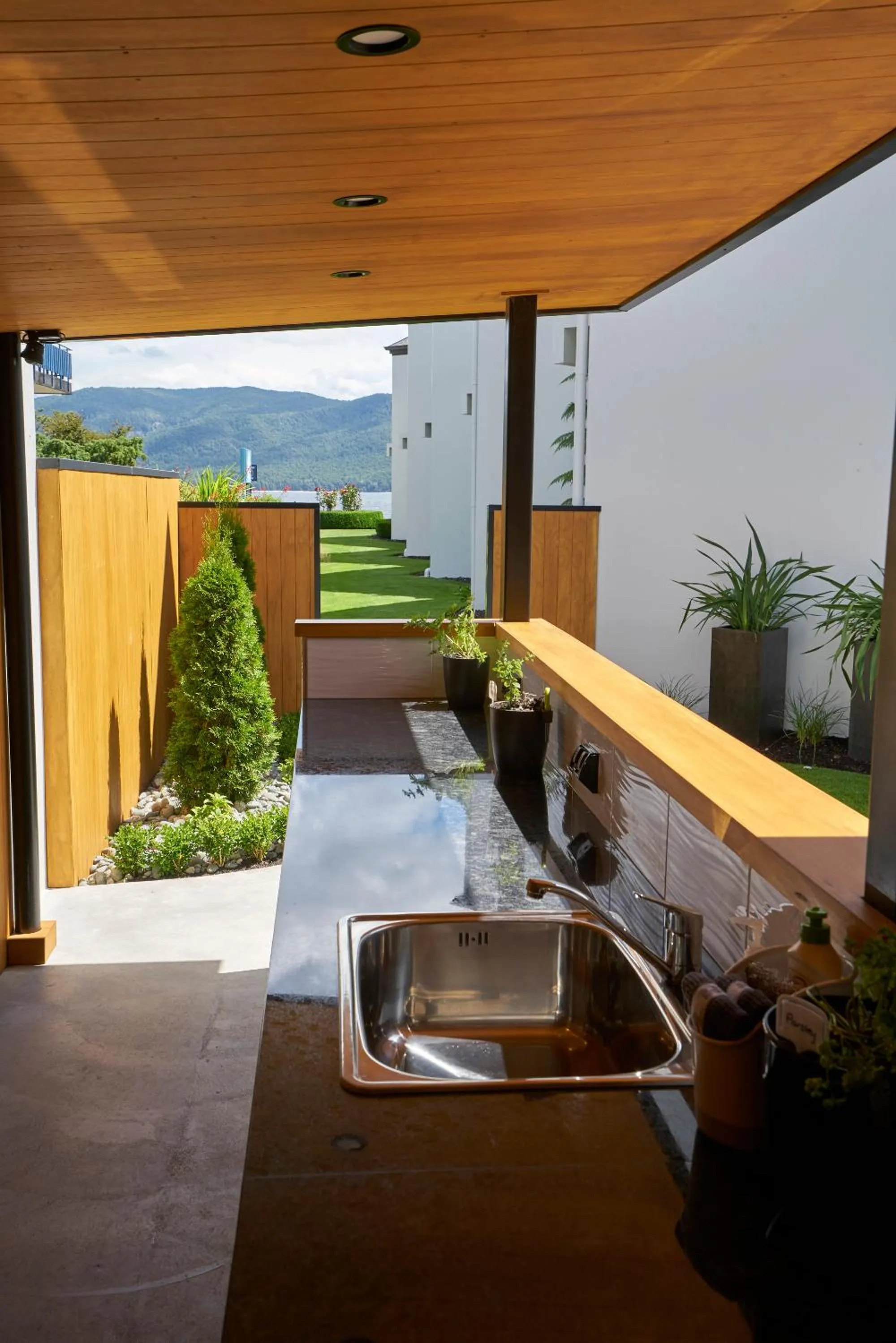 BBQ facilities in Radfords on the Lake