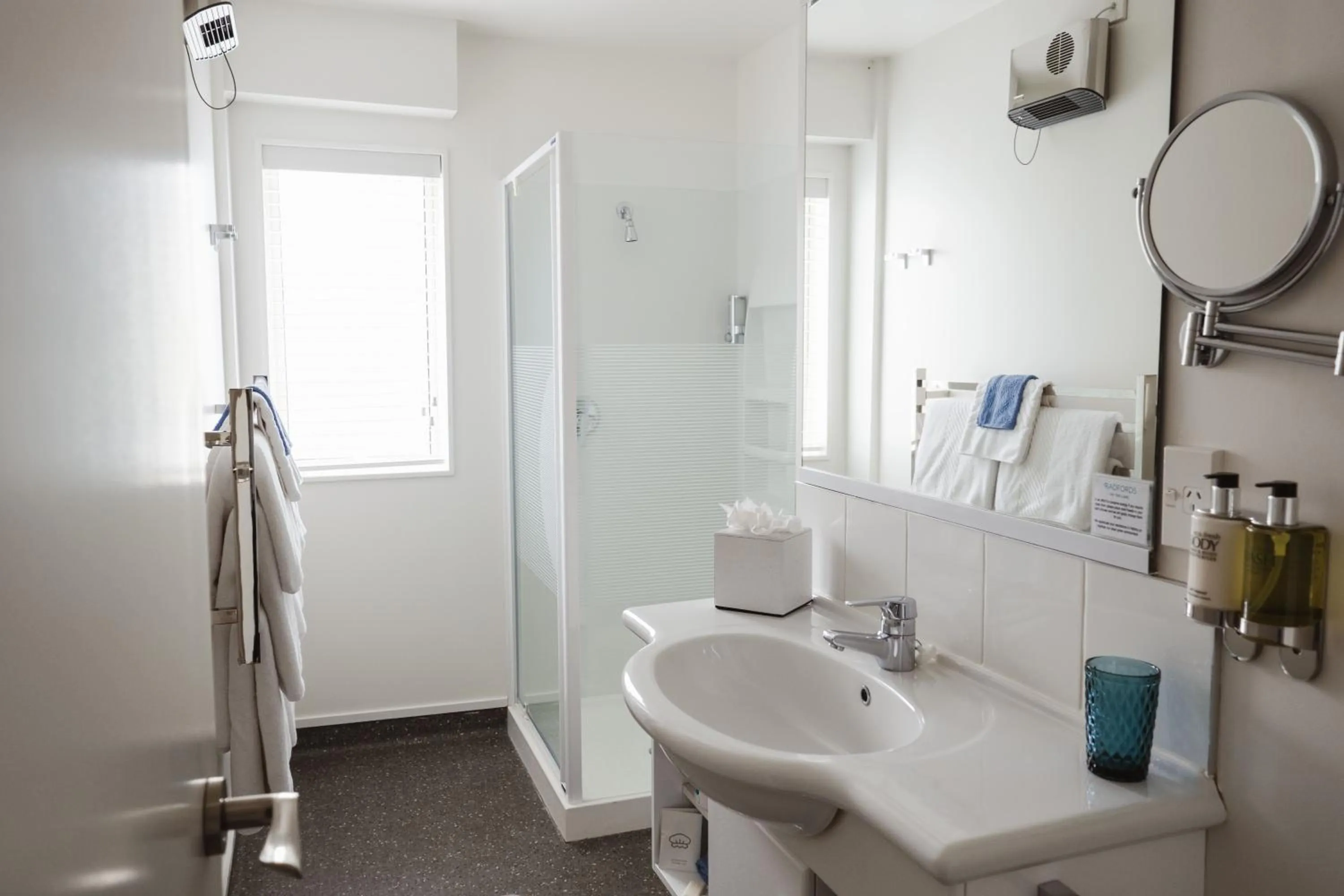 Shower in Radfords on the Lake