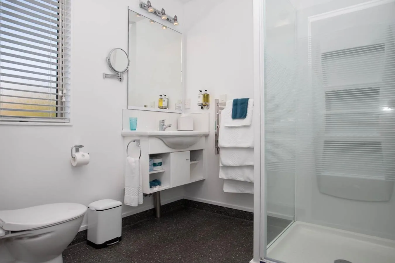 Shower in Radfords on the Lake