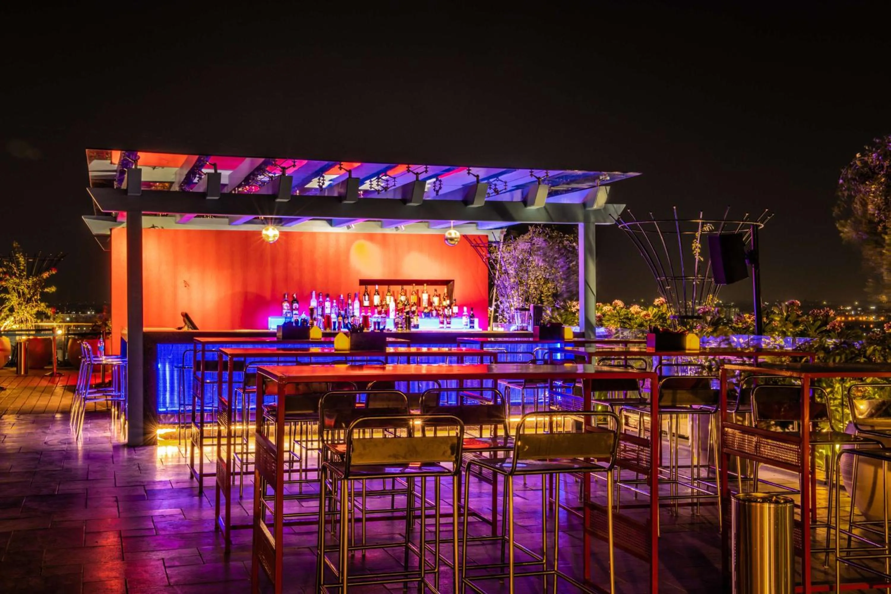Lounge or bar in Hyatt Place Hyderabad Banjara Hills