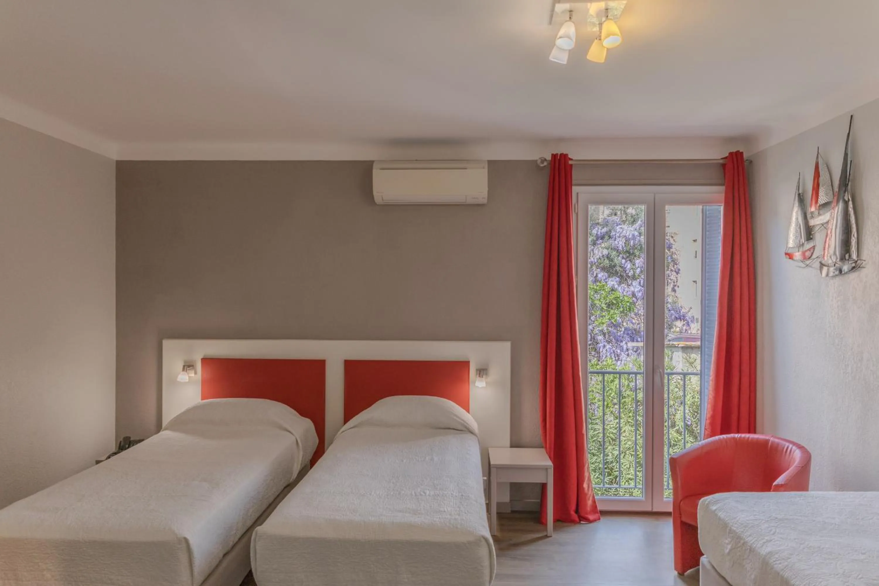 Photo of the whole room, Bed in Hotel Maquis et Mer