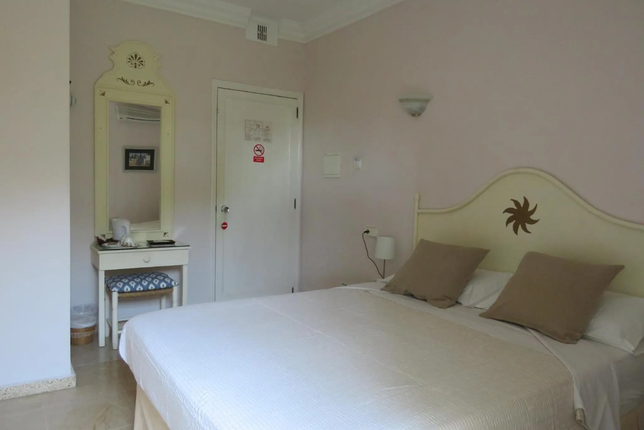 Bedroom, Bed in Fowlers Hotel