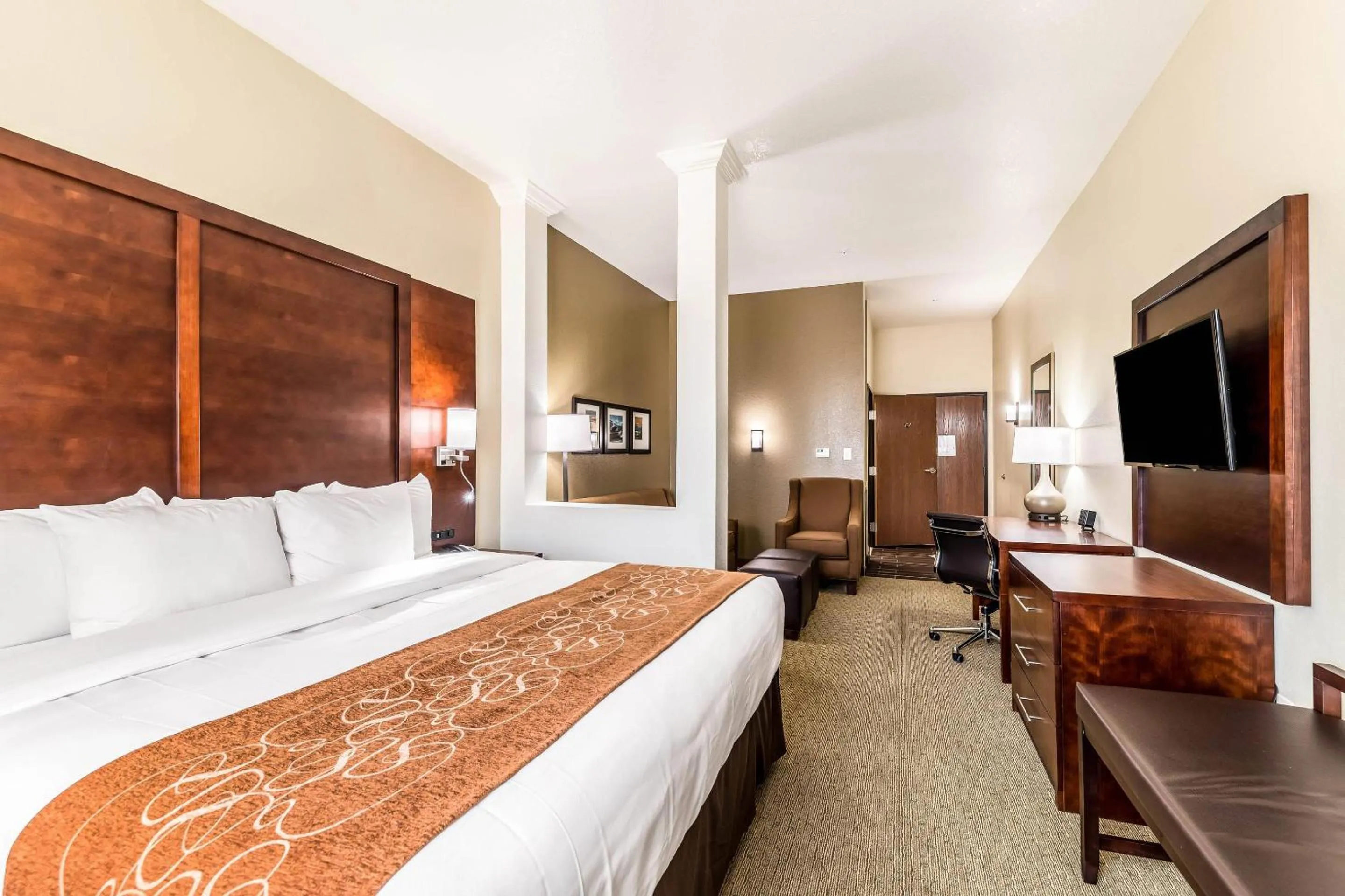 Bedroom, Bed in Comfort Suites Grand Prairie - Arlington North