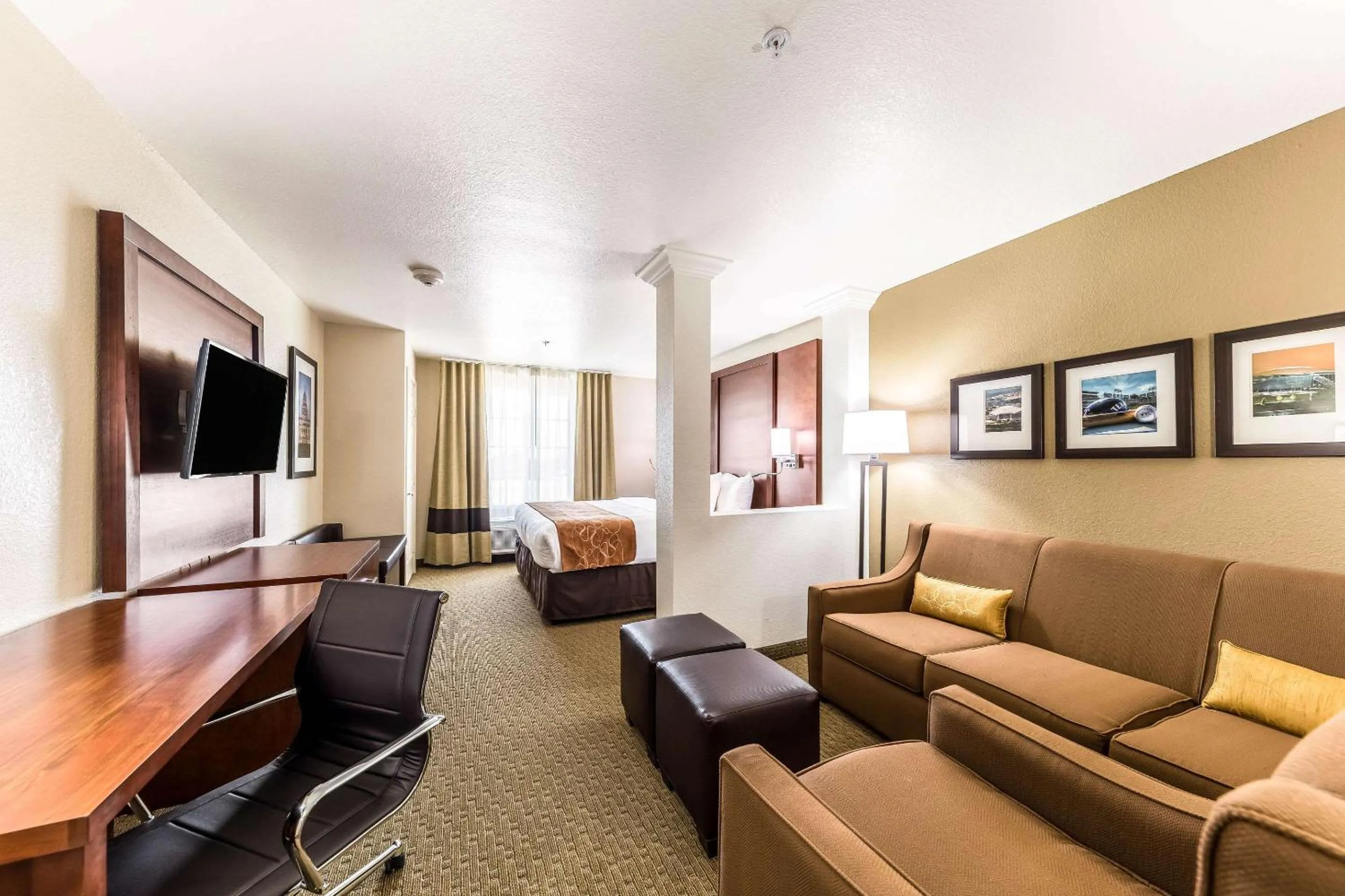 Photo of the whole room in Comfort Suites Grand Prairie - Arlington North