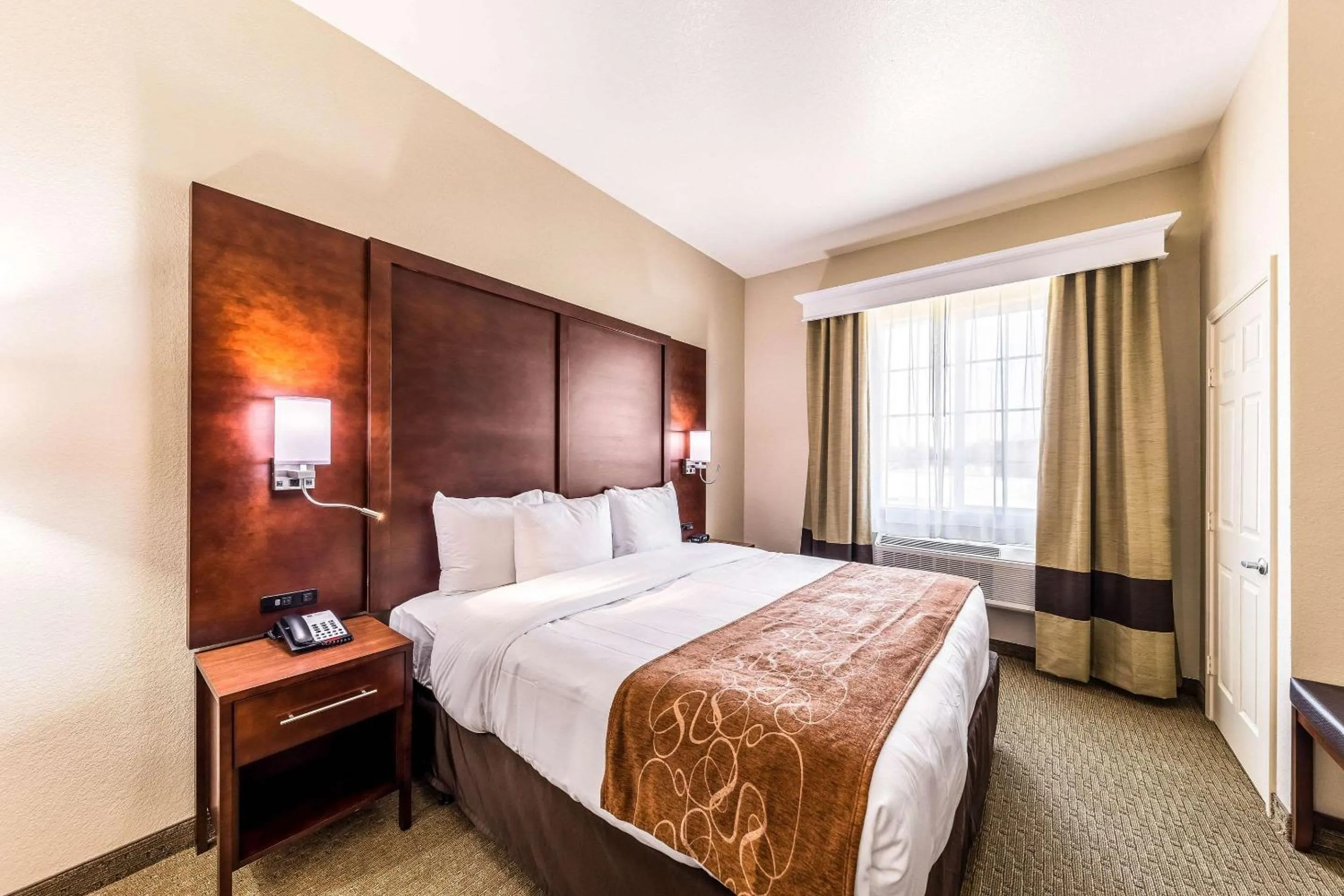 Photo of the whole room, Bed in Comfort Suites Grand Prairie - Arlington North