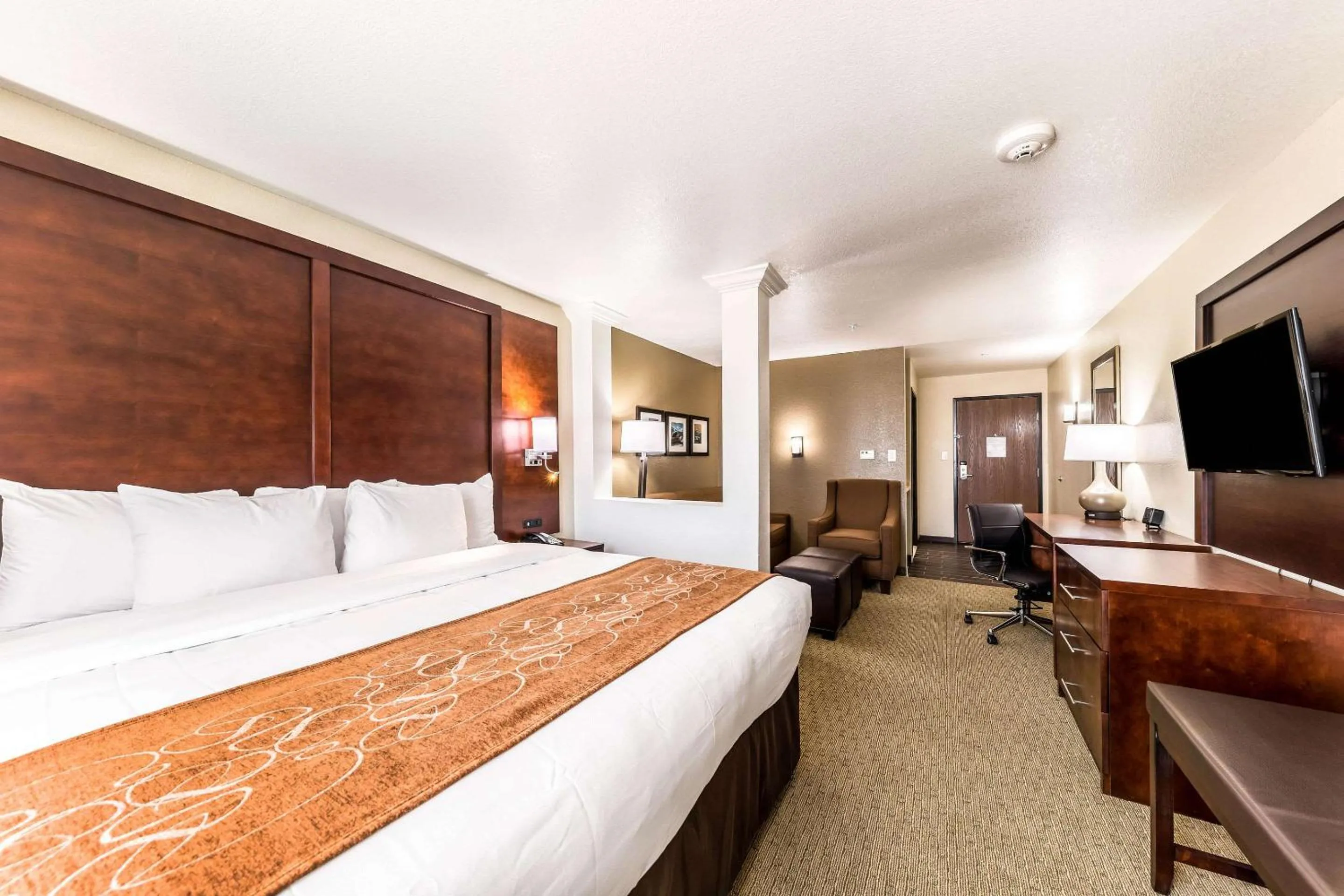 Photo of the whole room, Bed in Comfort Suites Grand Prairie - Arlington North