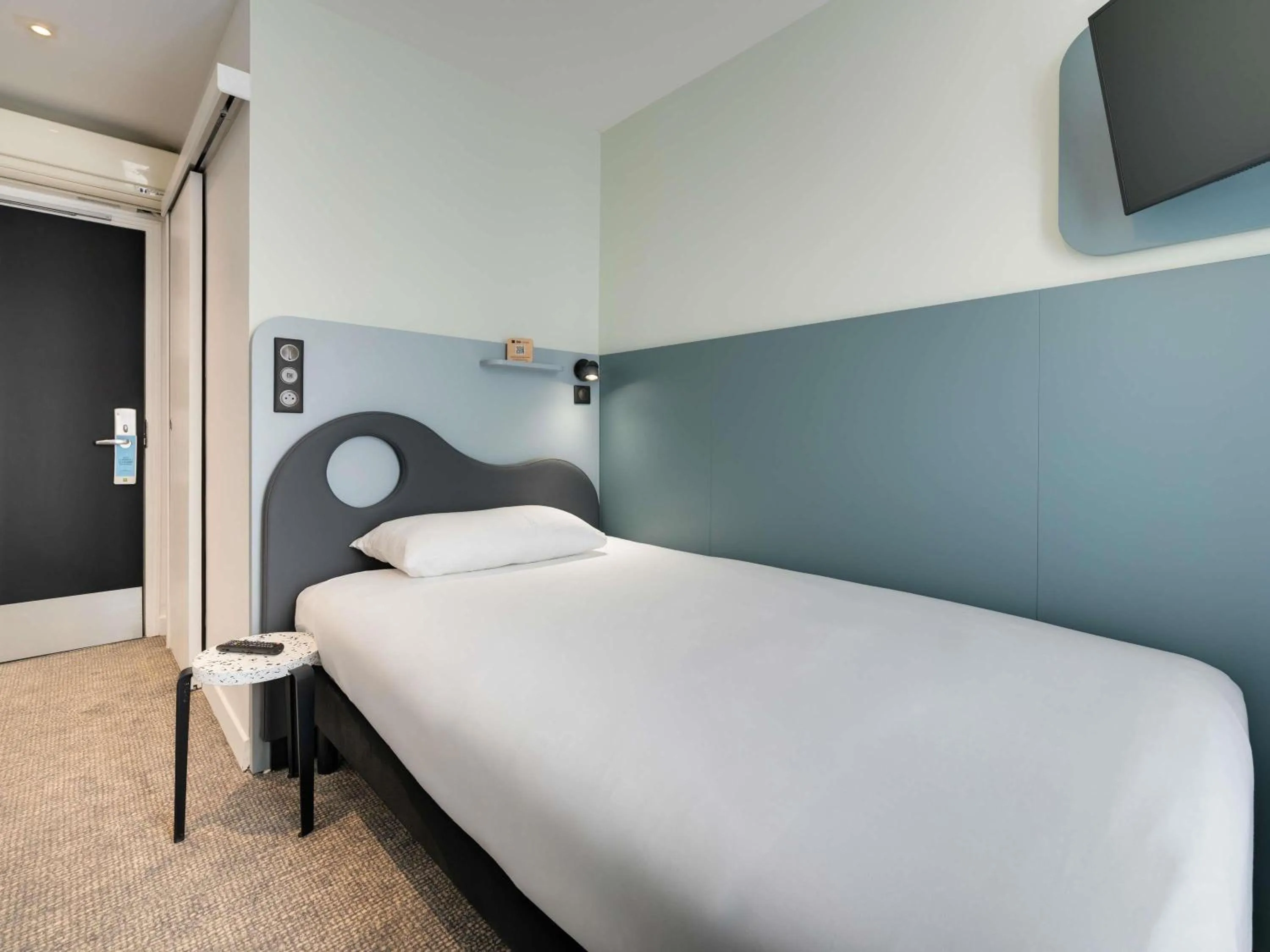 Bedroom, Bed in ibis Styles Paris Cadet Lafayette