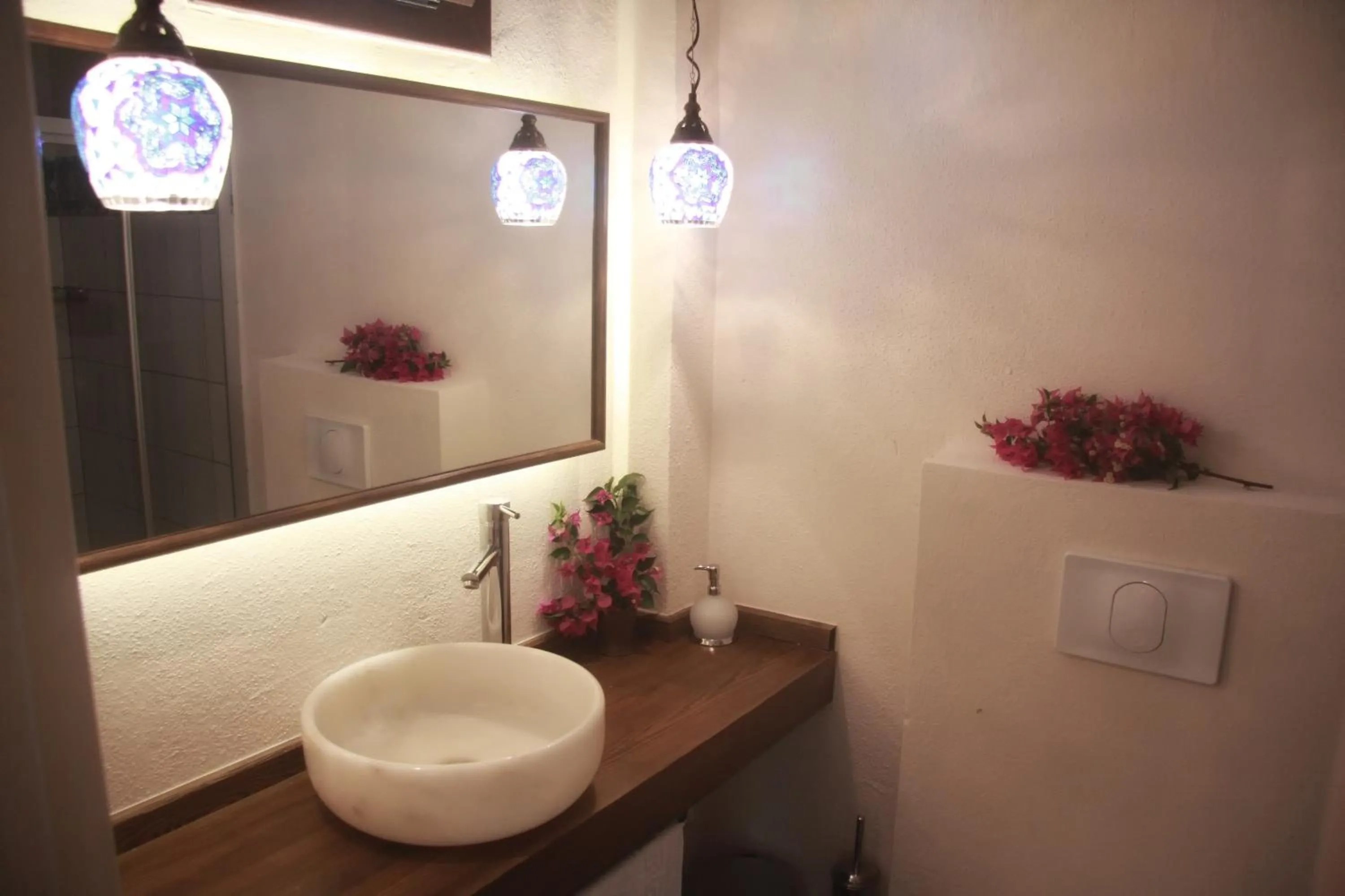 Bathroom in Dardanos Hotel