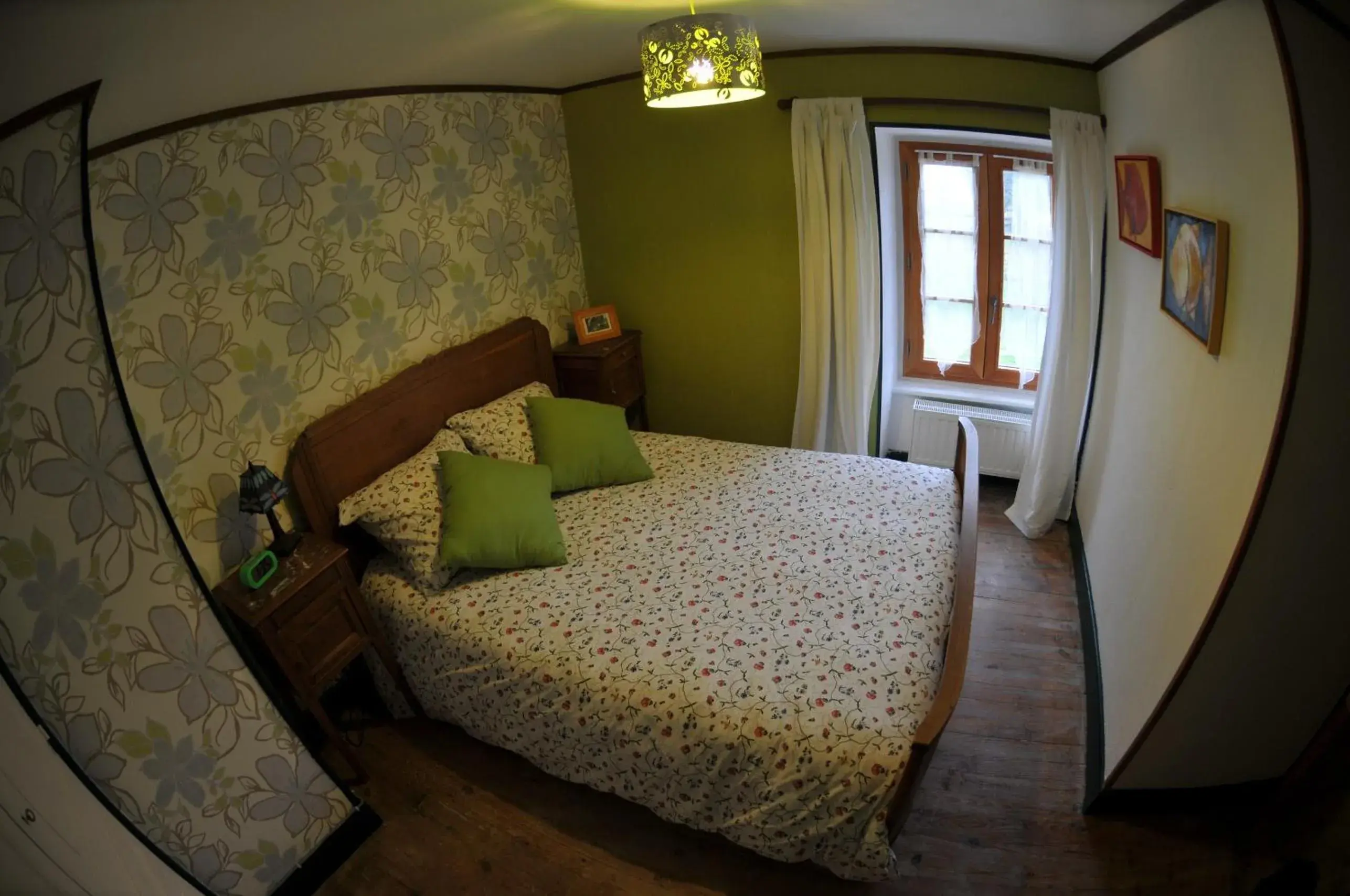 Triple Room with Shower in Auberge De La Providence Triple Room with Shower in Auberge De La Providence