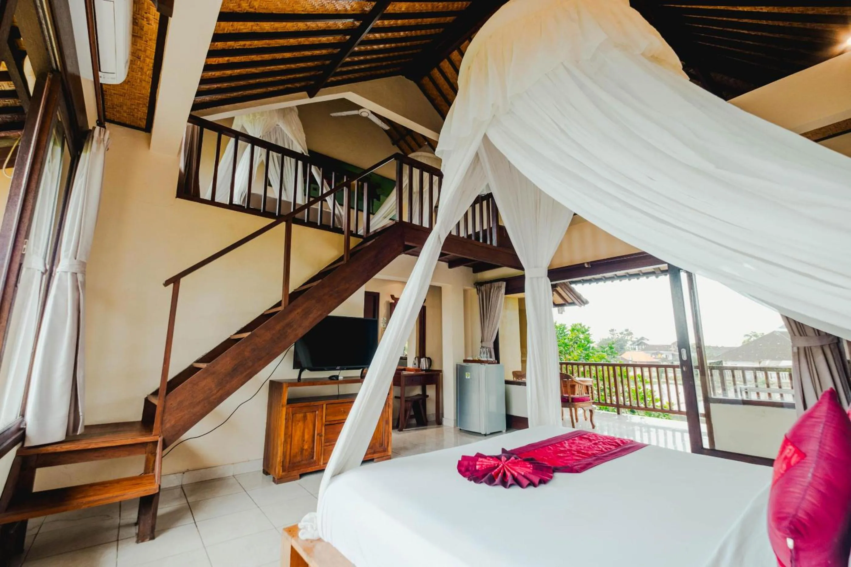 Communal lounge/ TV room, Bed in Sri Aksata Ubud Resort