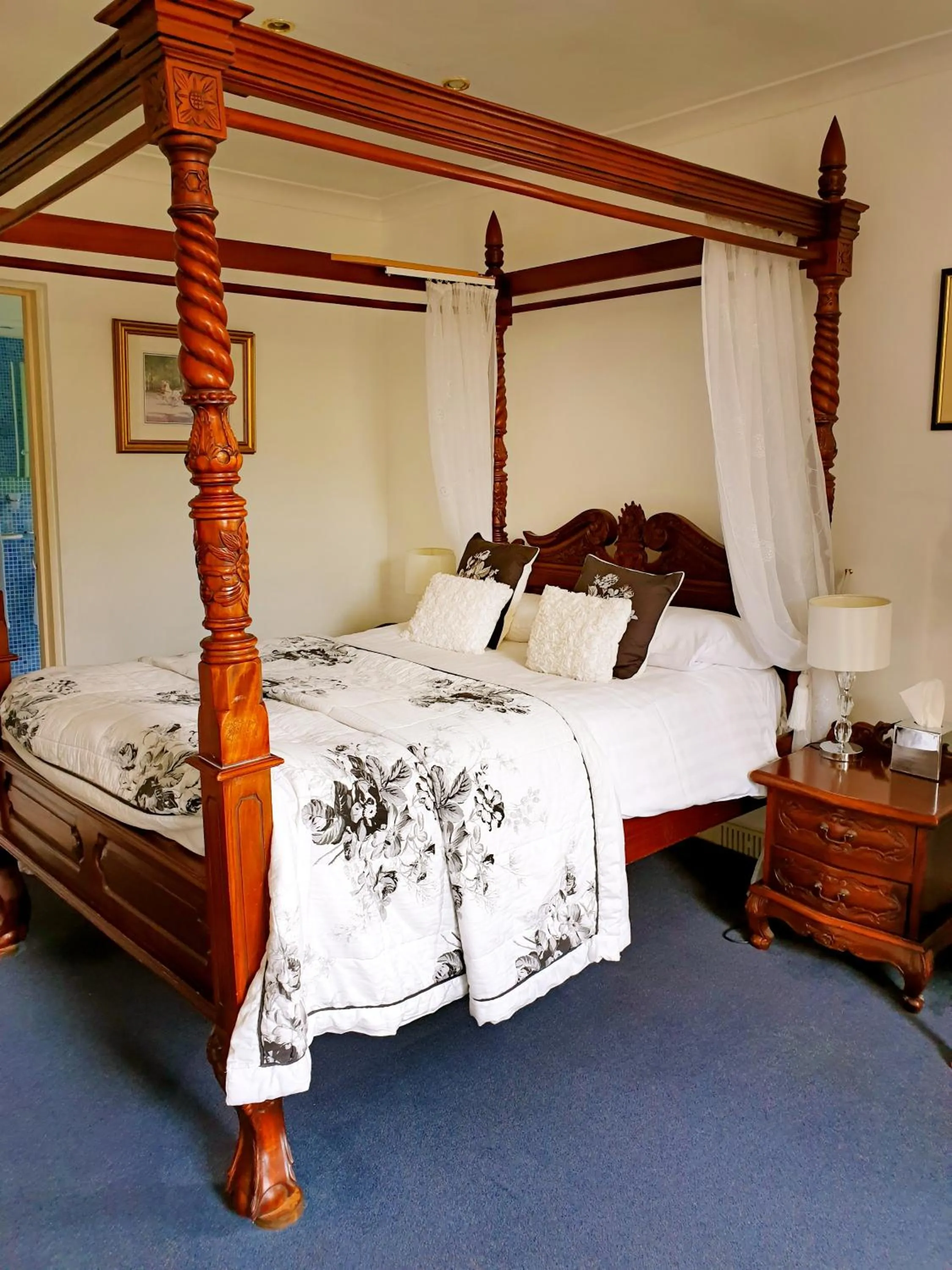 Bedroom, Bed in The Crown House Inn