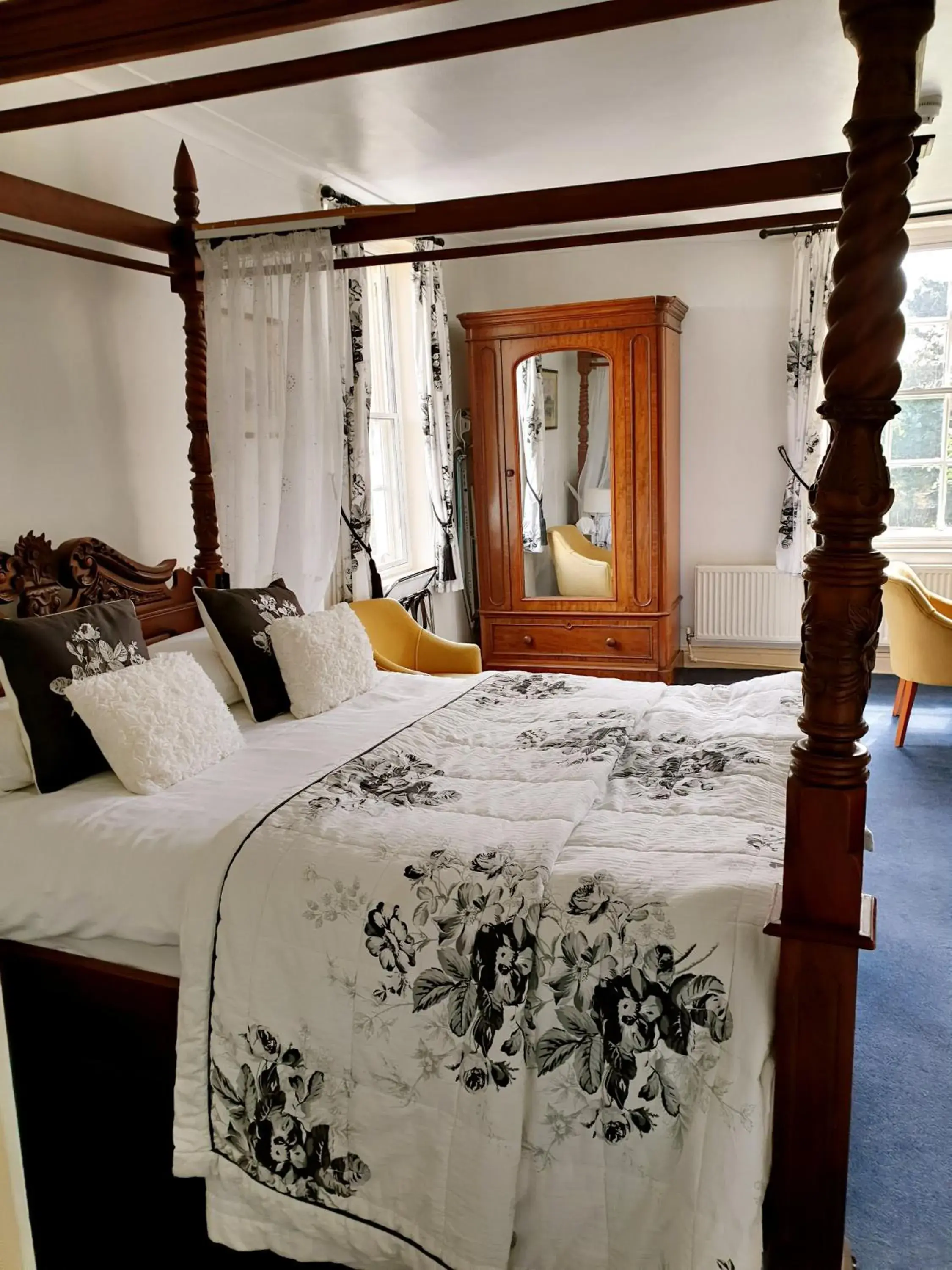 Double Room with Private Bathroom in The Crown House Inn Double Room with Private Bathroom in The Crown House Inn