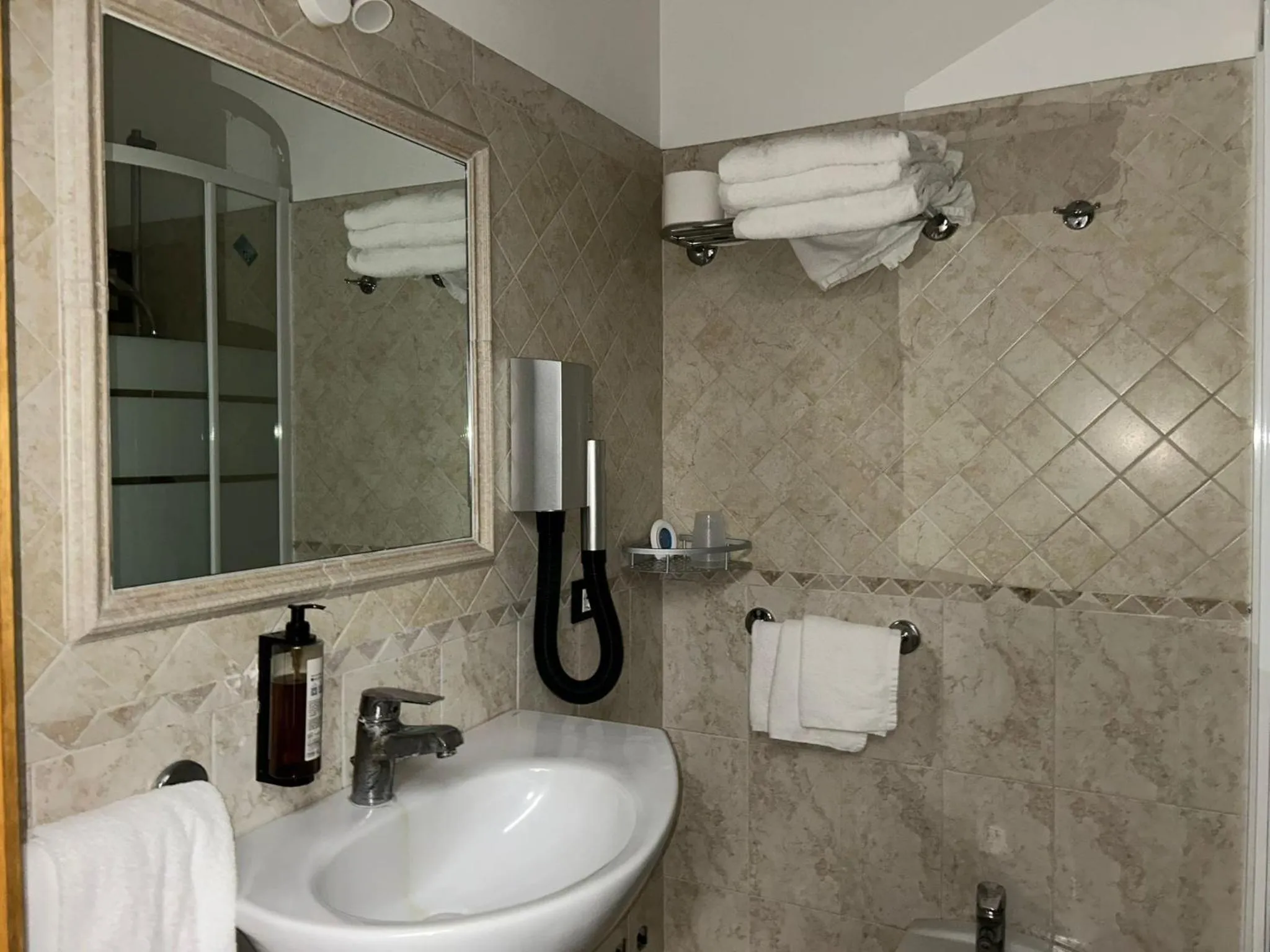 Shower in Hotel Dei Tartari