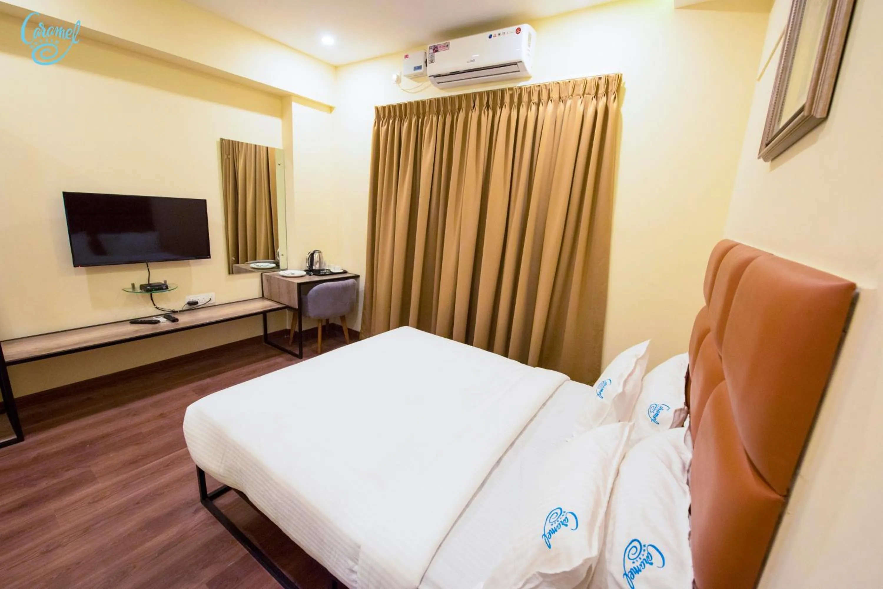 Bedroom, Bed in Caramel Hotels