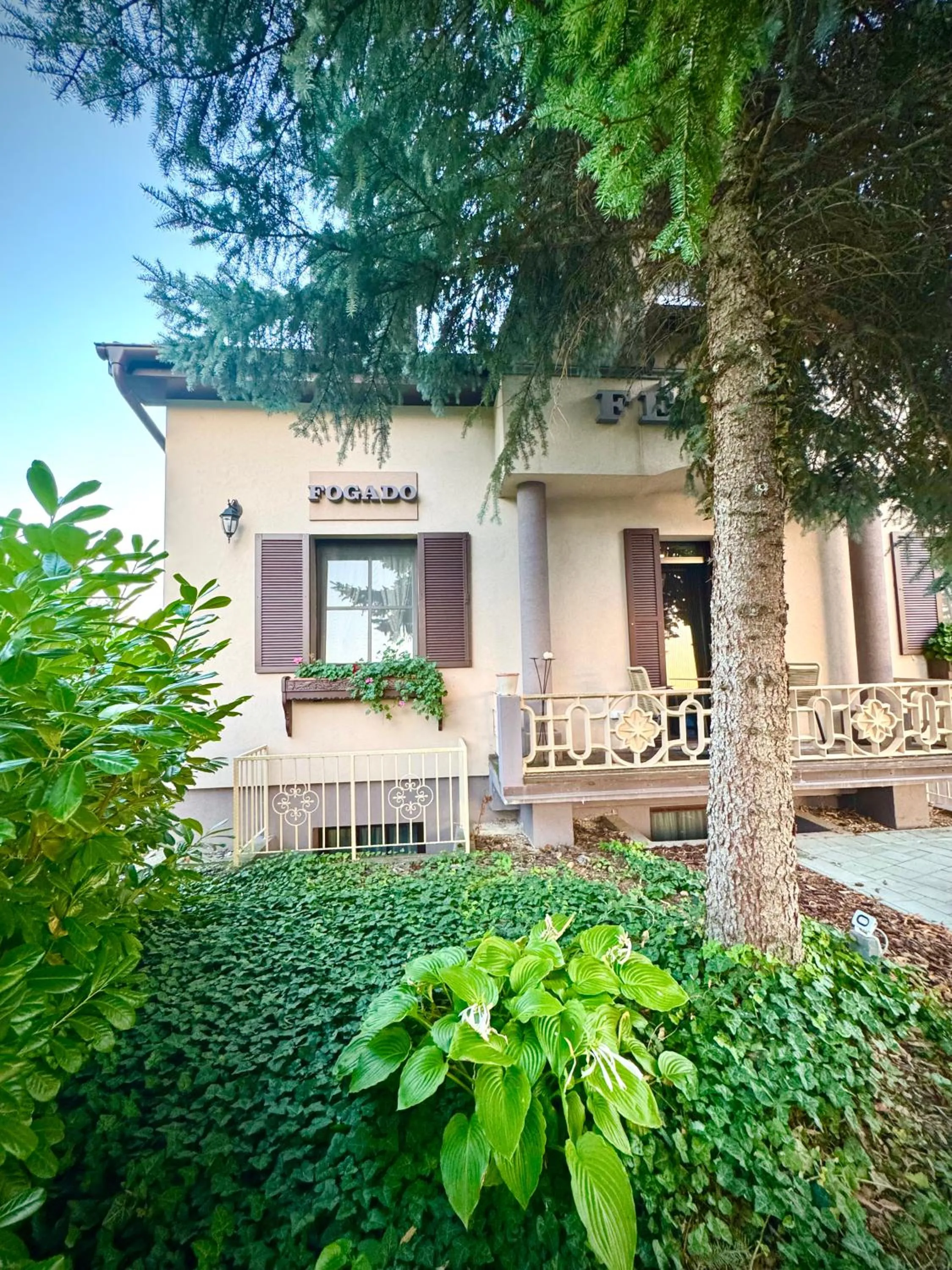 Fészek Fogadó - Pension Nest