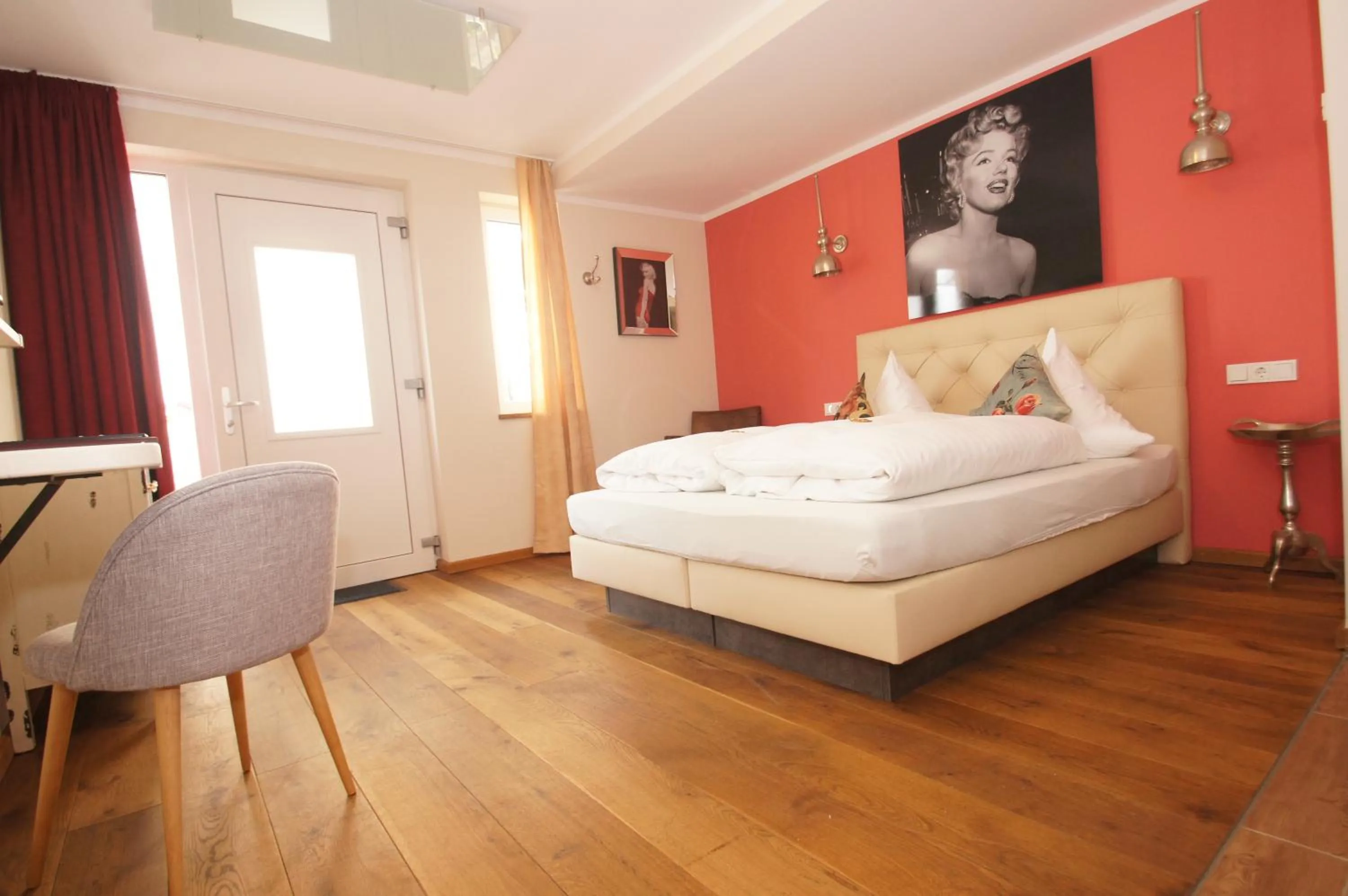 Photo of the whole room, Bed in UNO Hotel Chapeau Noir - Free Parking